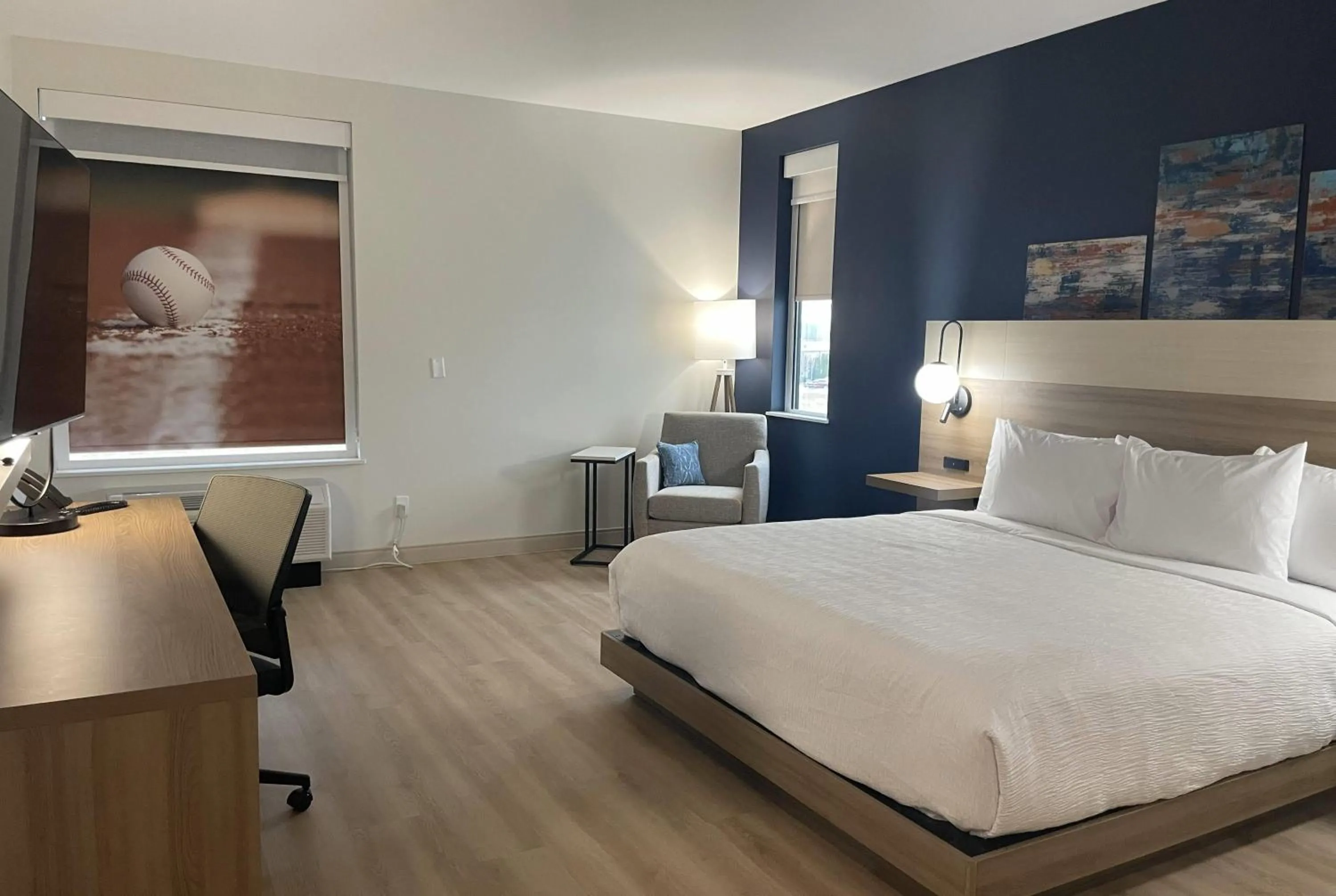 Photo of the whole room, Bed in La Quinta Inn & Suites by Wyndham Jackson