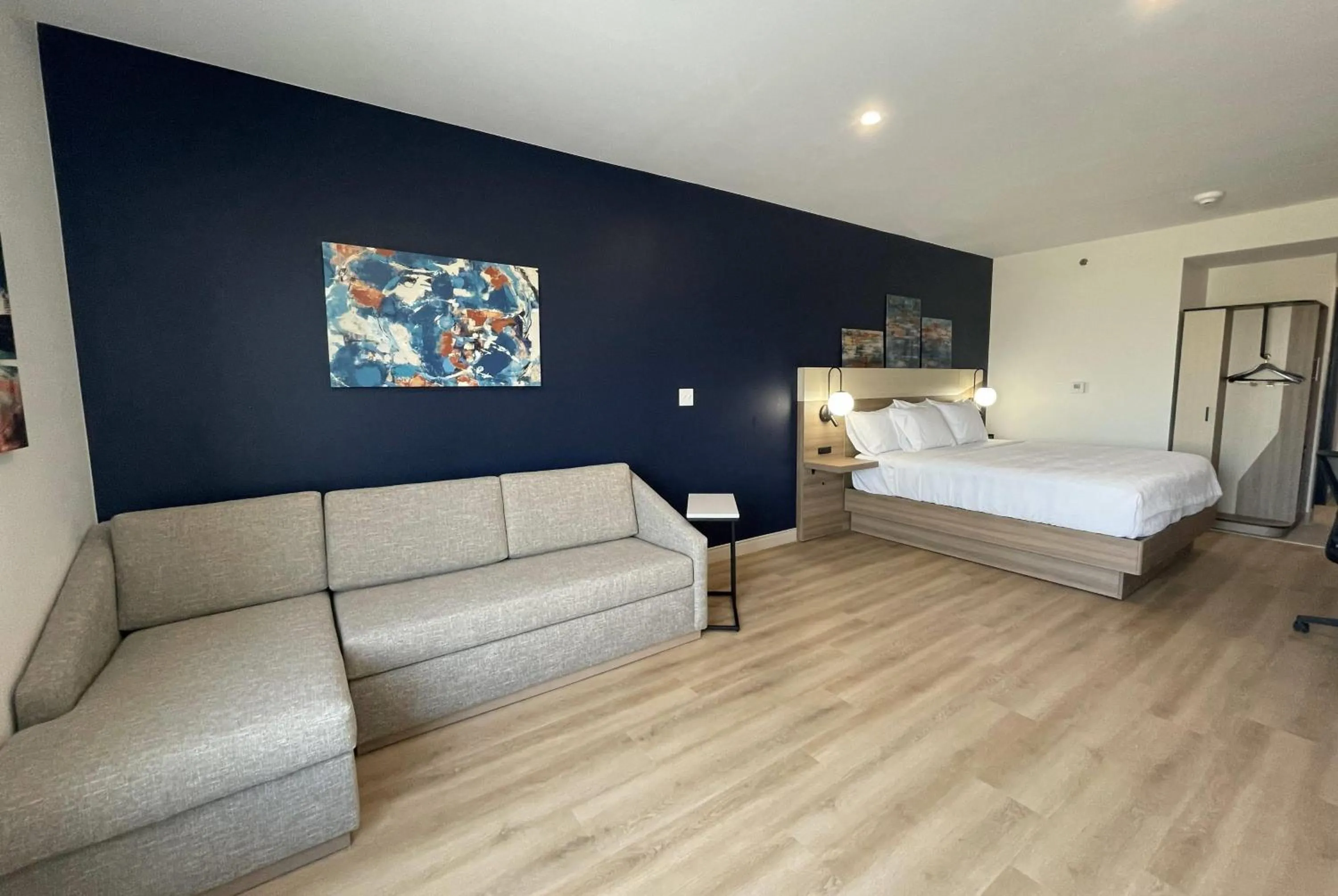 Photo of the whole room, Bed in La Quinta Inn & Suites by Wyndham Jackson