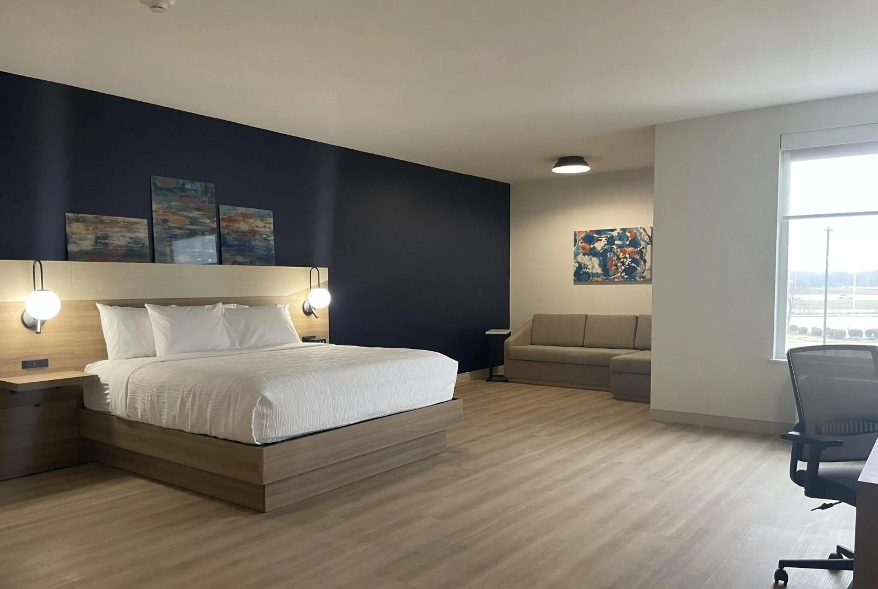 Photo of the whole room, Bed in La Quinta Inn & Suites by Wyndham Jackson