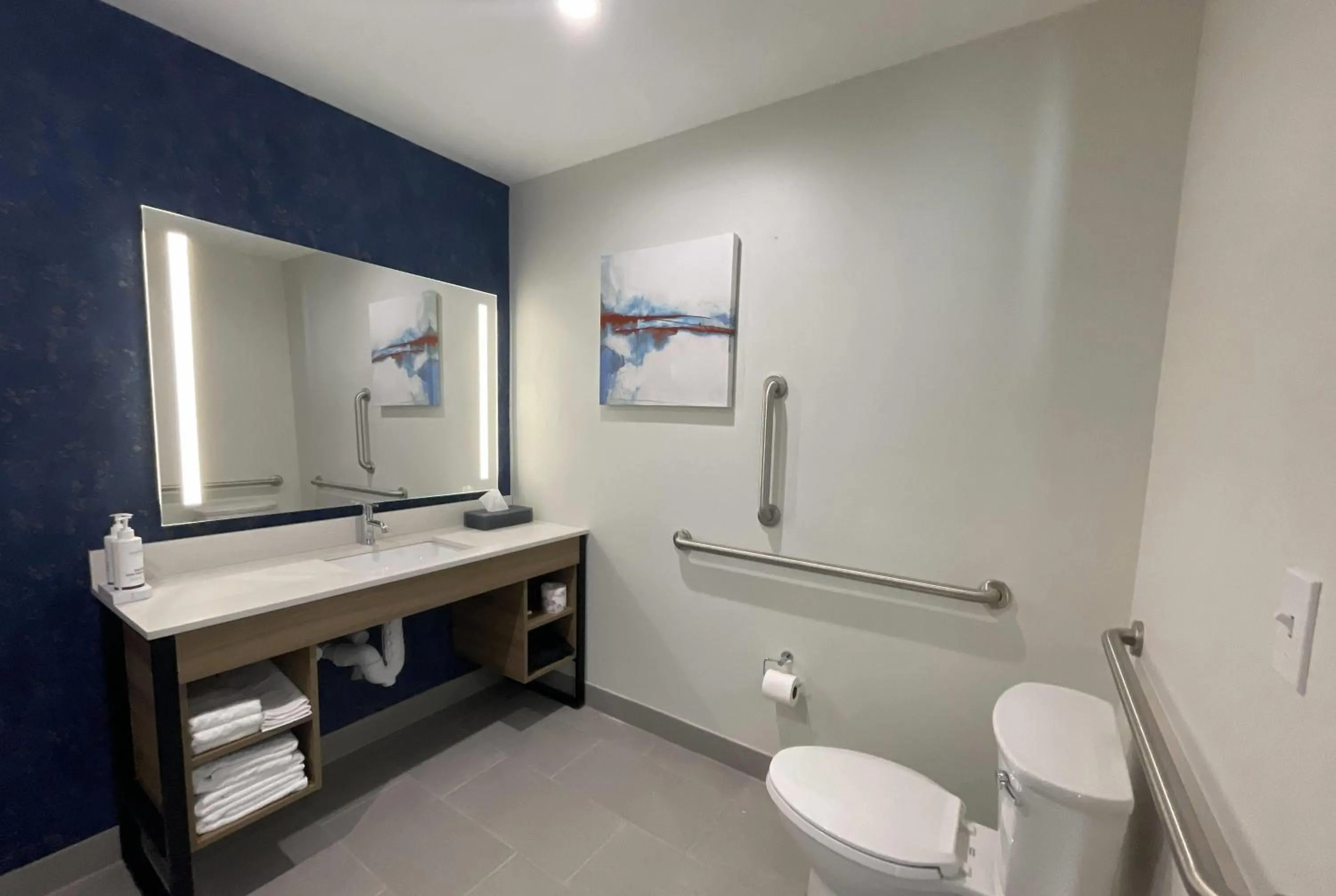Bathroom in La Quinta Inn & Suites by Wyndham Jackson