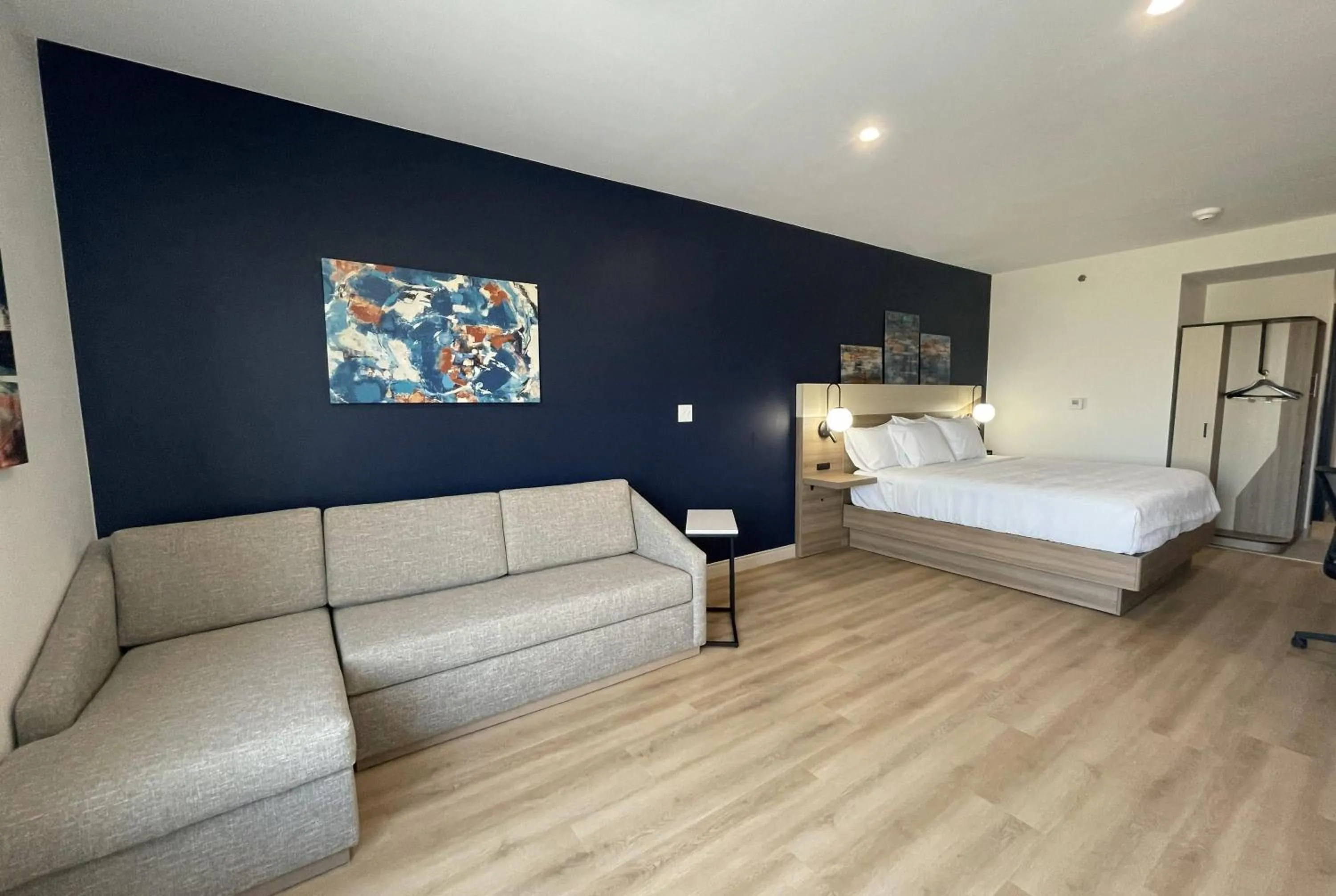 Photo of the whole room, Bed in La Quinta Inn & Suites by Wyndham Jackson