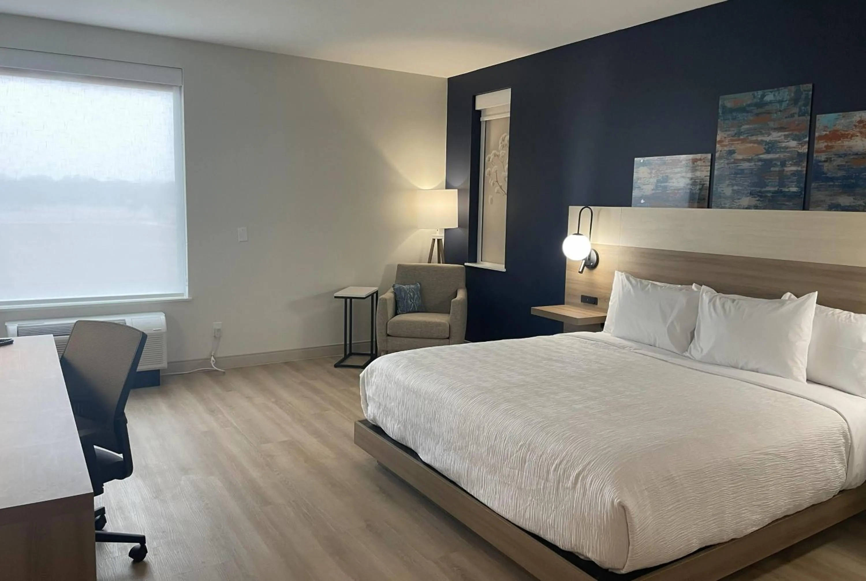 Photo of the whole room, Bed in La Quinta Inn & Suites by Wyndham Jackson