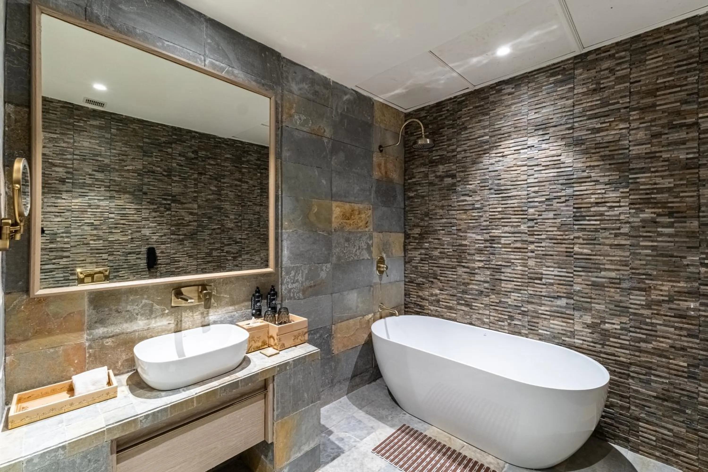 Bath in Wyndham Grand Udaipur Fateh Sagar Lake - Pure Vegetarian Resort