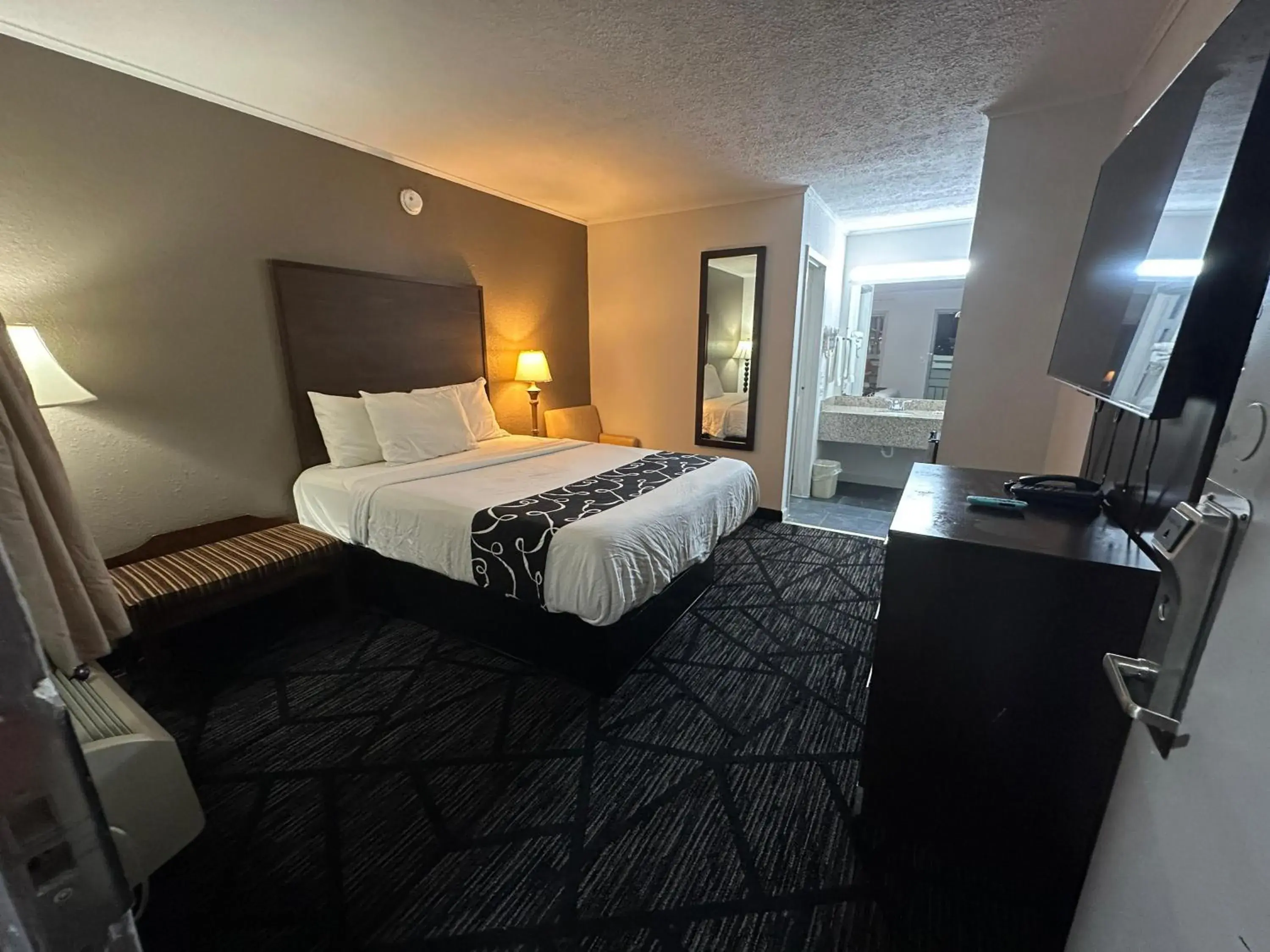 Queen Room - single occupancy - Non-Smoking in Travel Inn Kingsport Queen Room - single occupancy - Non-Smoking in Travel Inn Kingsport