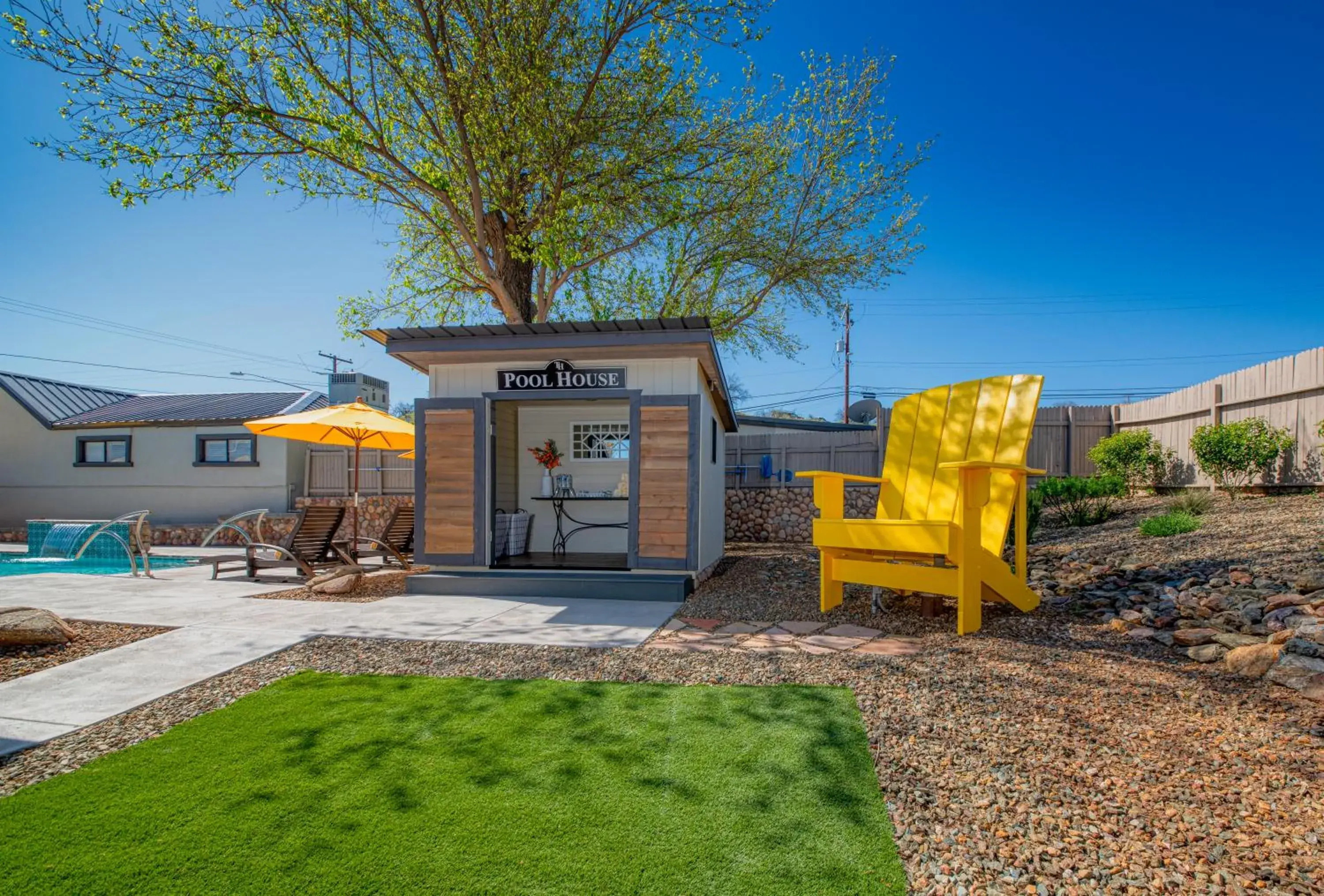 Swimming pool in The Tavern Hotel Swimming pool in The Tavern Hotel