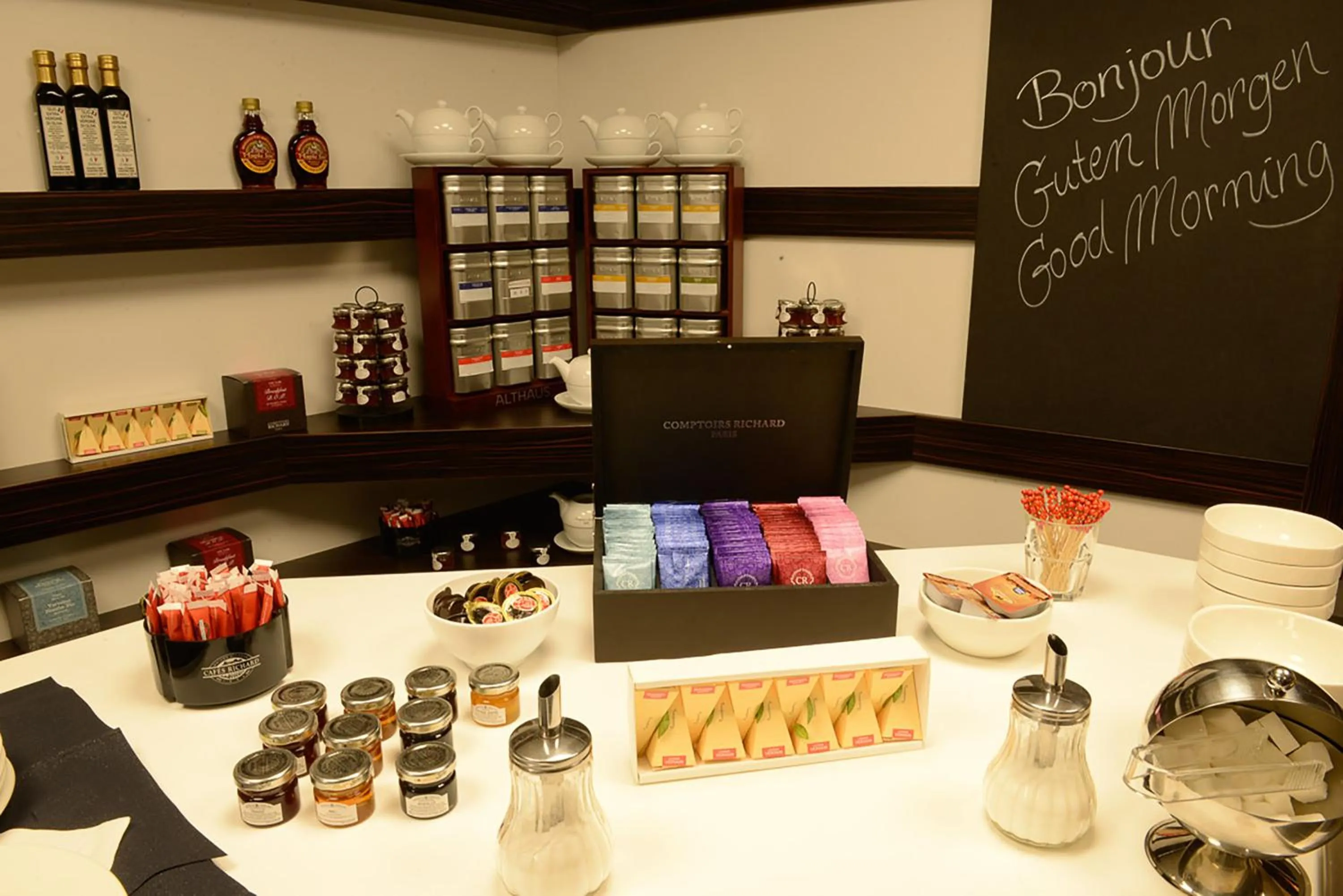 Continental breakfast in Hôtel & Appartements Monsigny