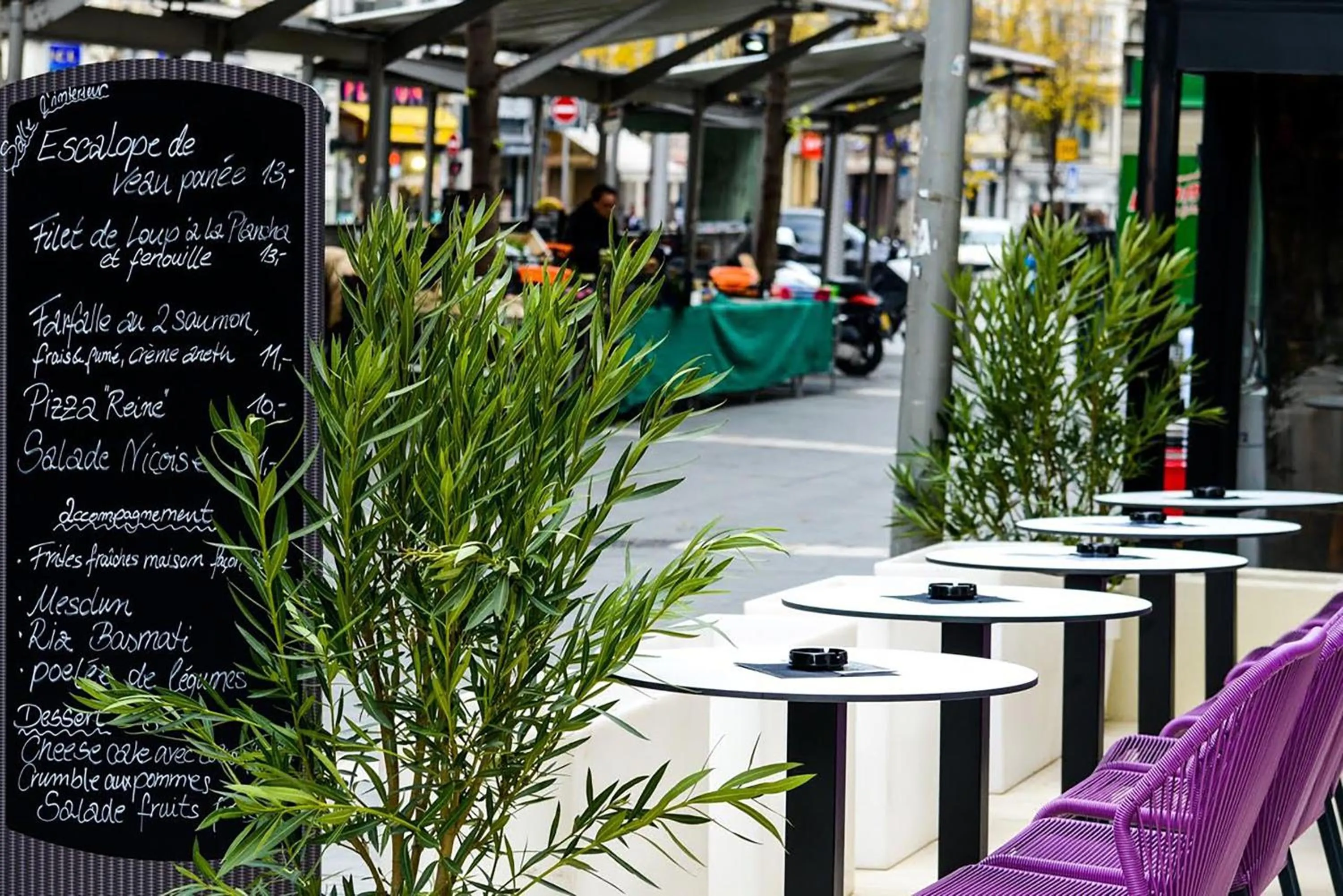 Restaurant/places to eat in Hôtel & Appartements Monsigny