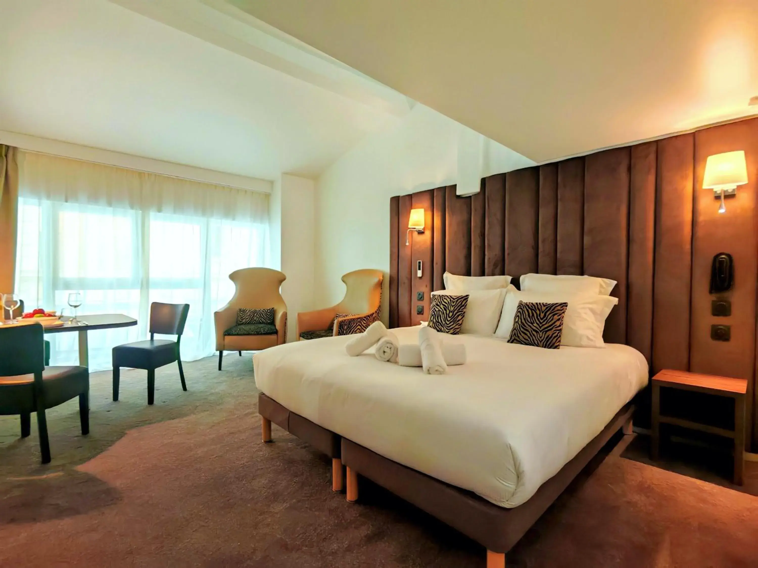 Bedroom, Bed in Hôtel & Appartements Monsigny Bedroom, Bed in Hôtel & Appartements Monsigny