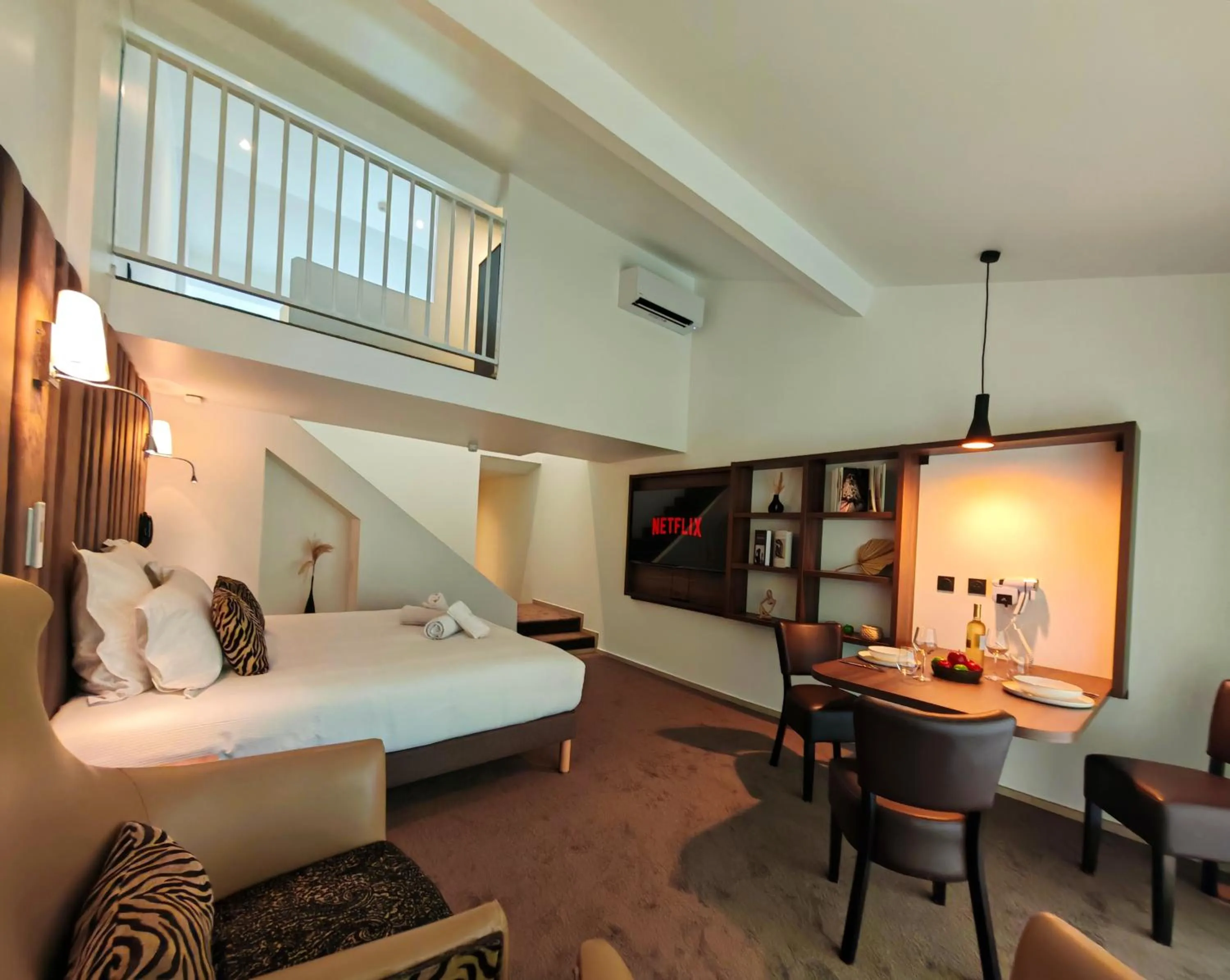 Bedroom, Bed in Hôtel & Appartements Monsigny