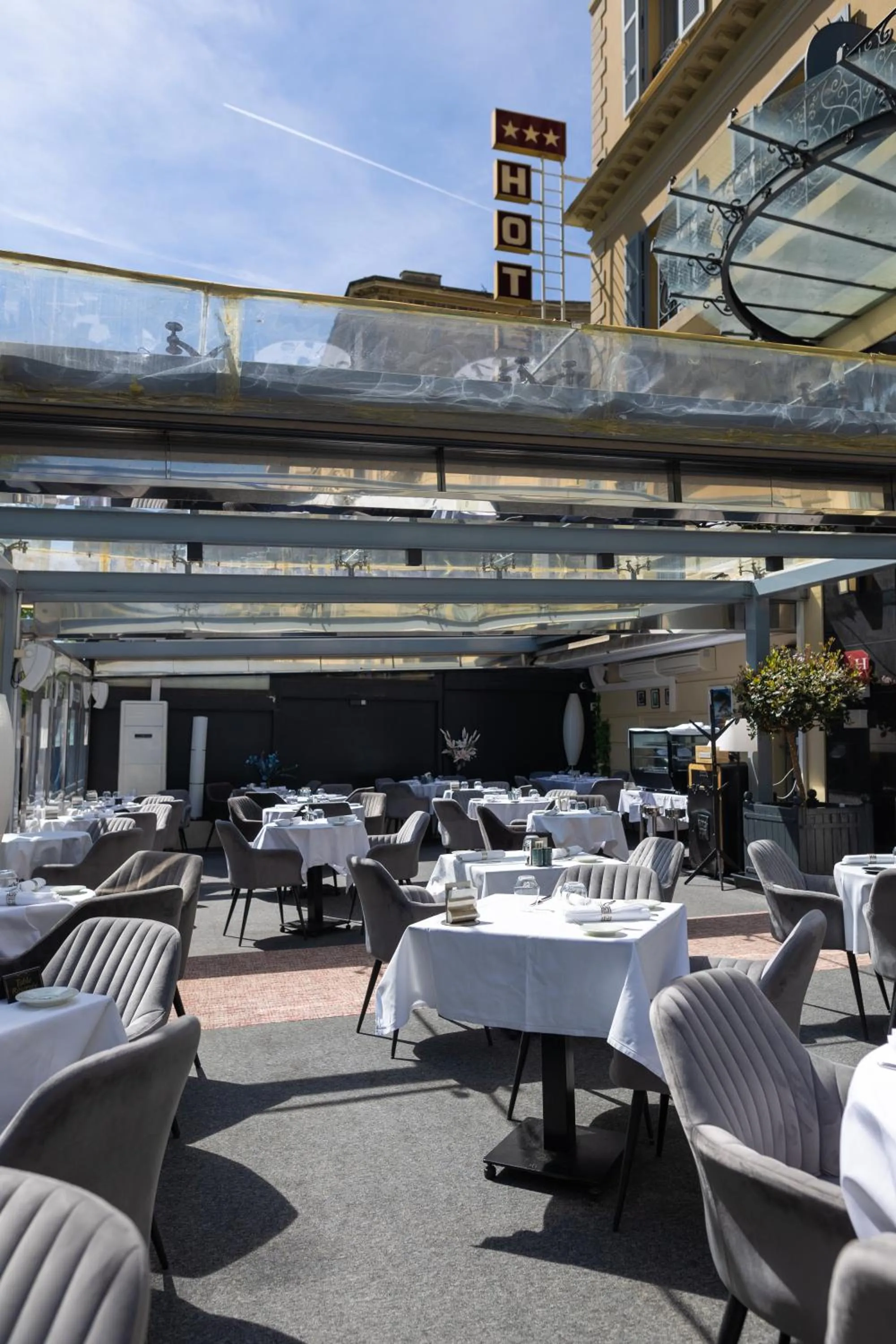 Restaurant/places to eat in Hôtel & Appartements Monsigny