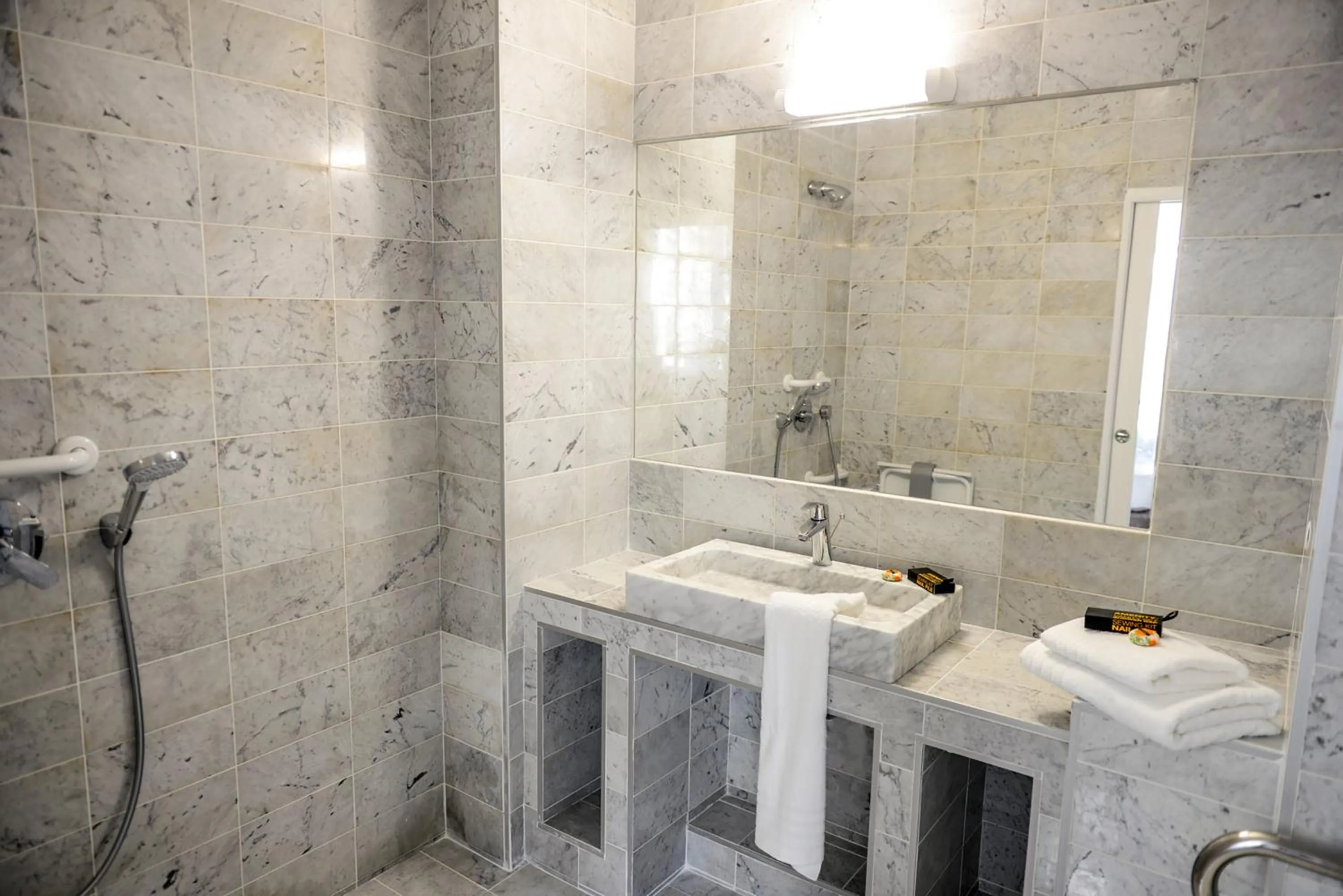 Bathroom in Hôtel & Appartements Monsigny