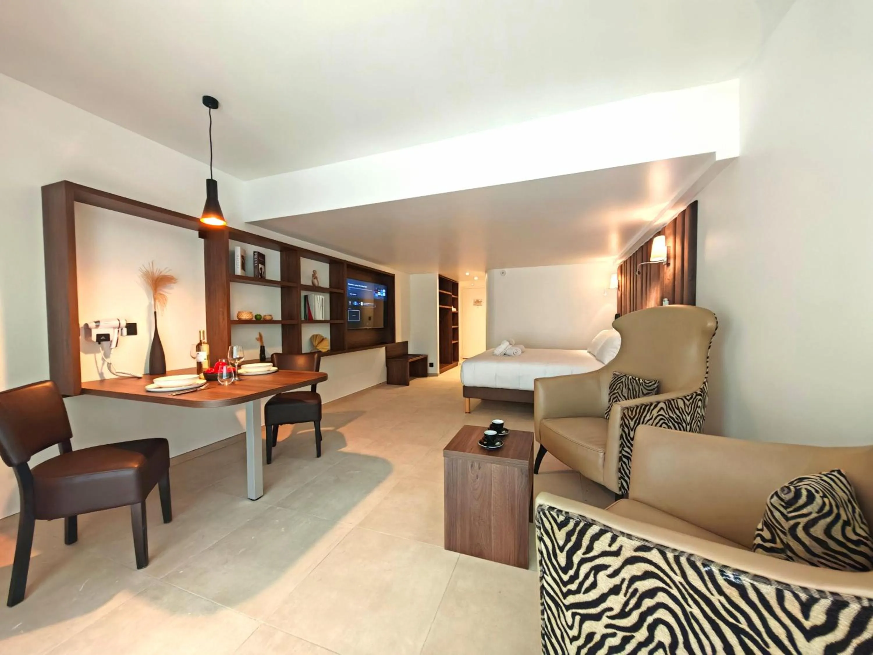 Bedroom, Bed in Hôtel & Appartements Monsigny