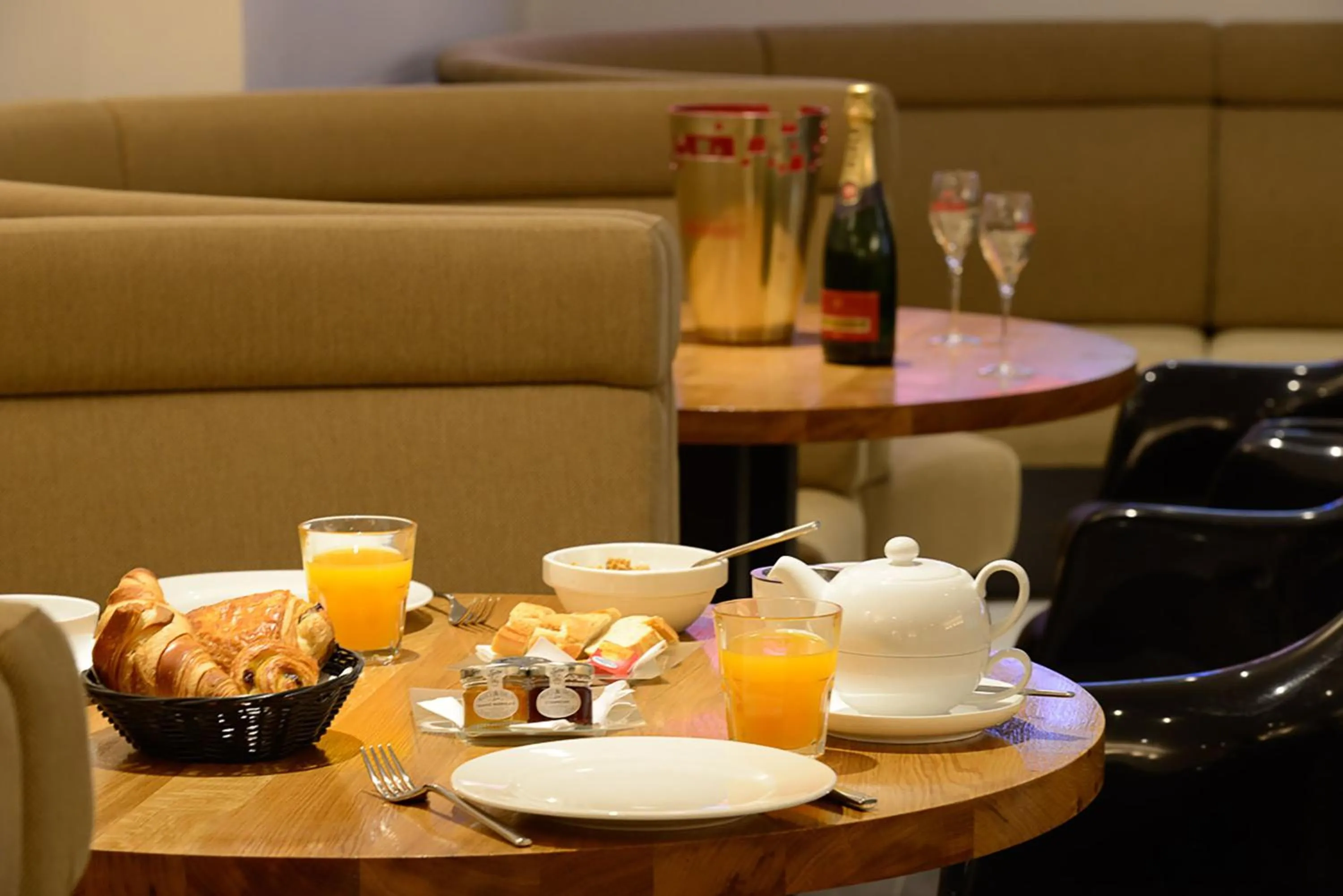 Continental breakfast in Hôtel & Appartements Monsigny