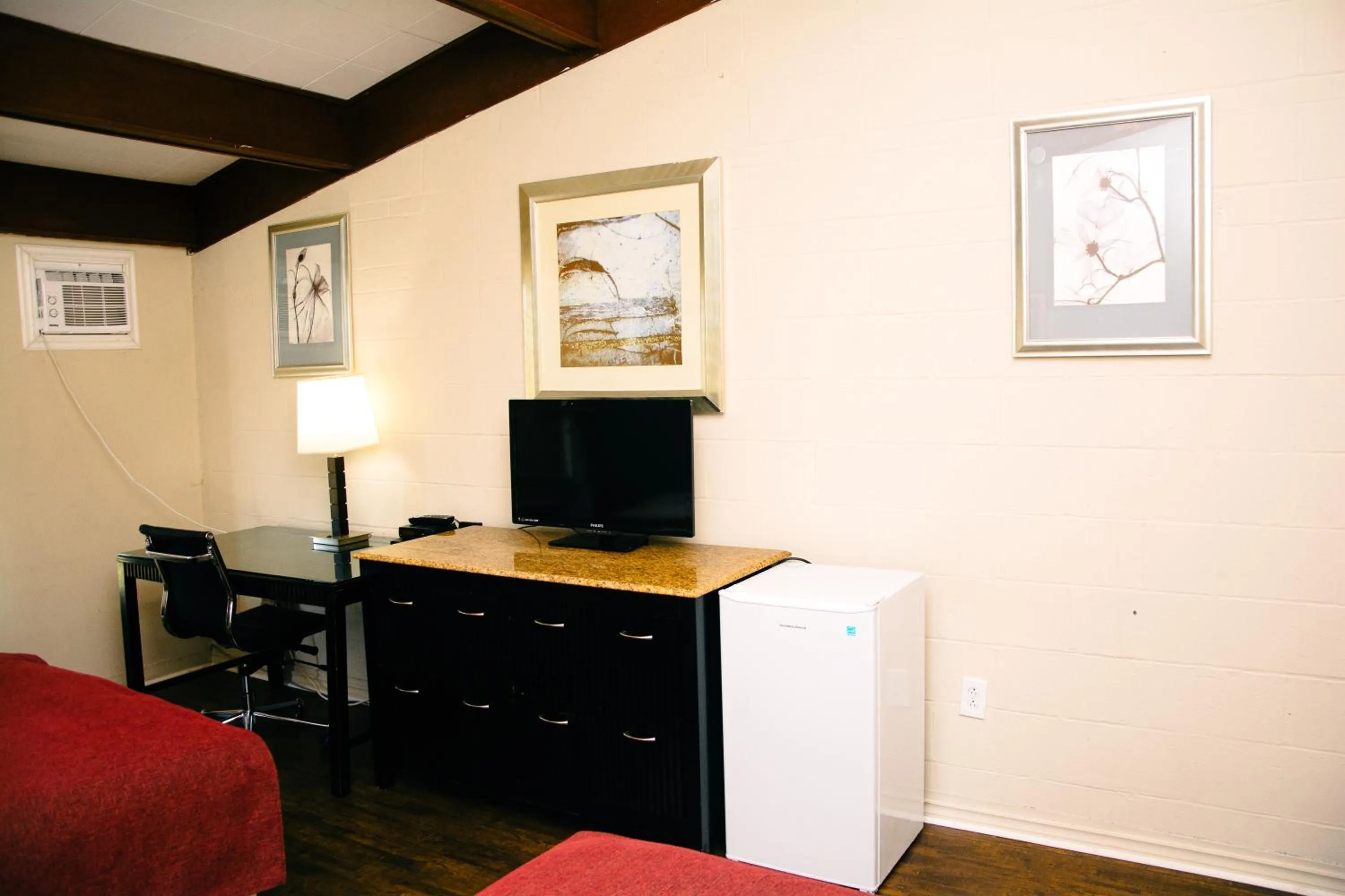 Communal lounge/ TV room in Travels Inn Victoria County