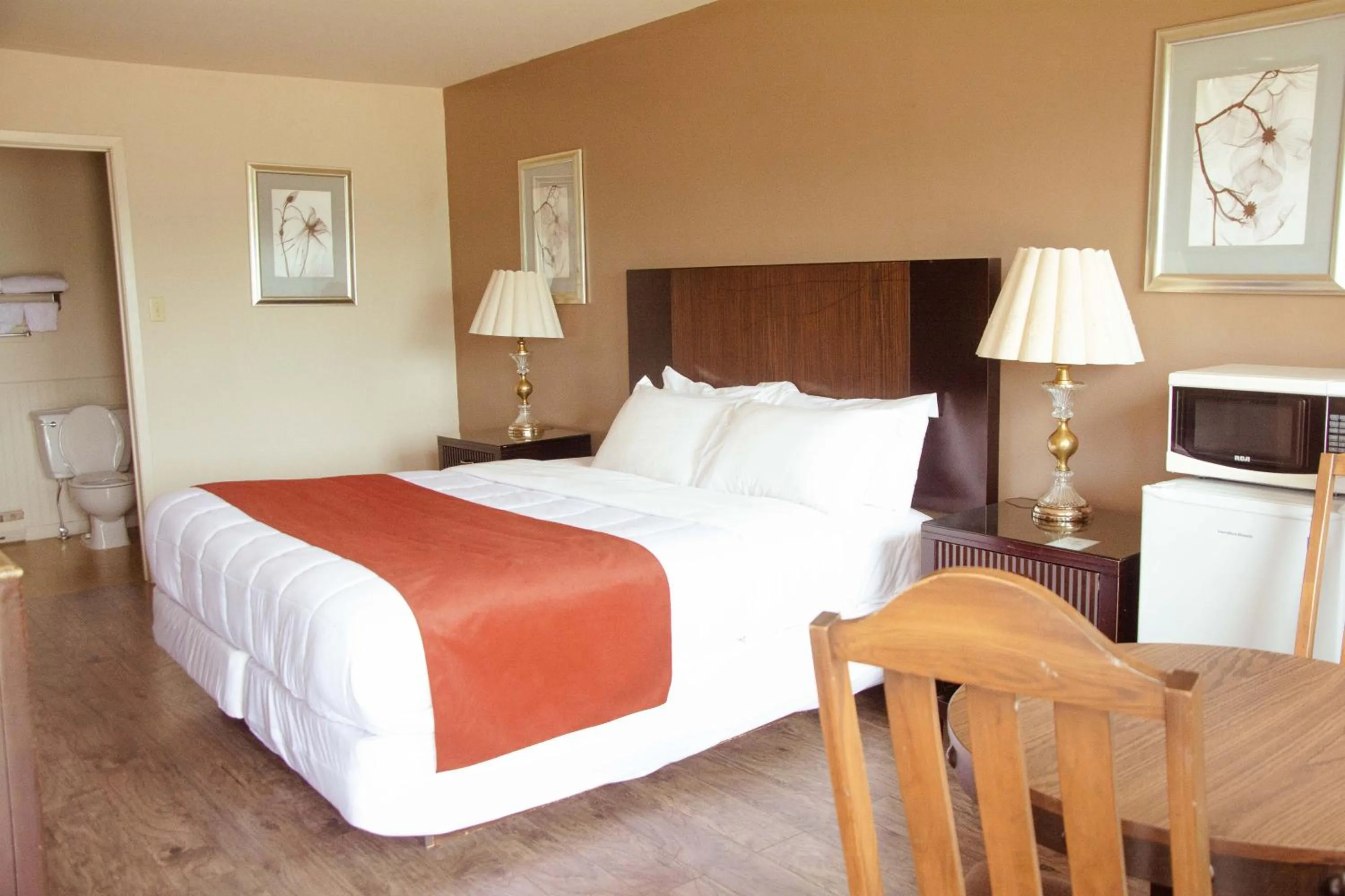 Bedroom in Travels Inn Victoria County