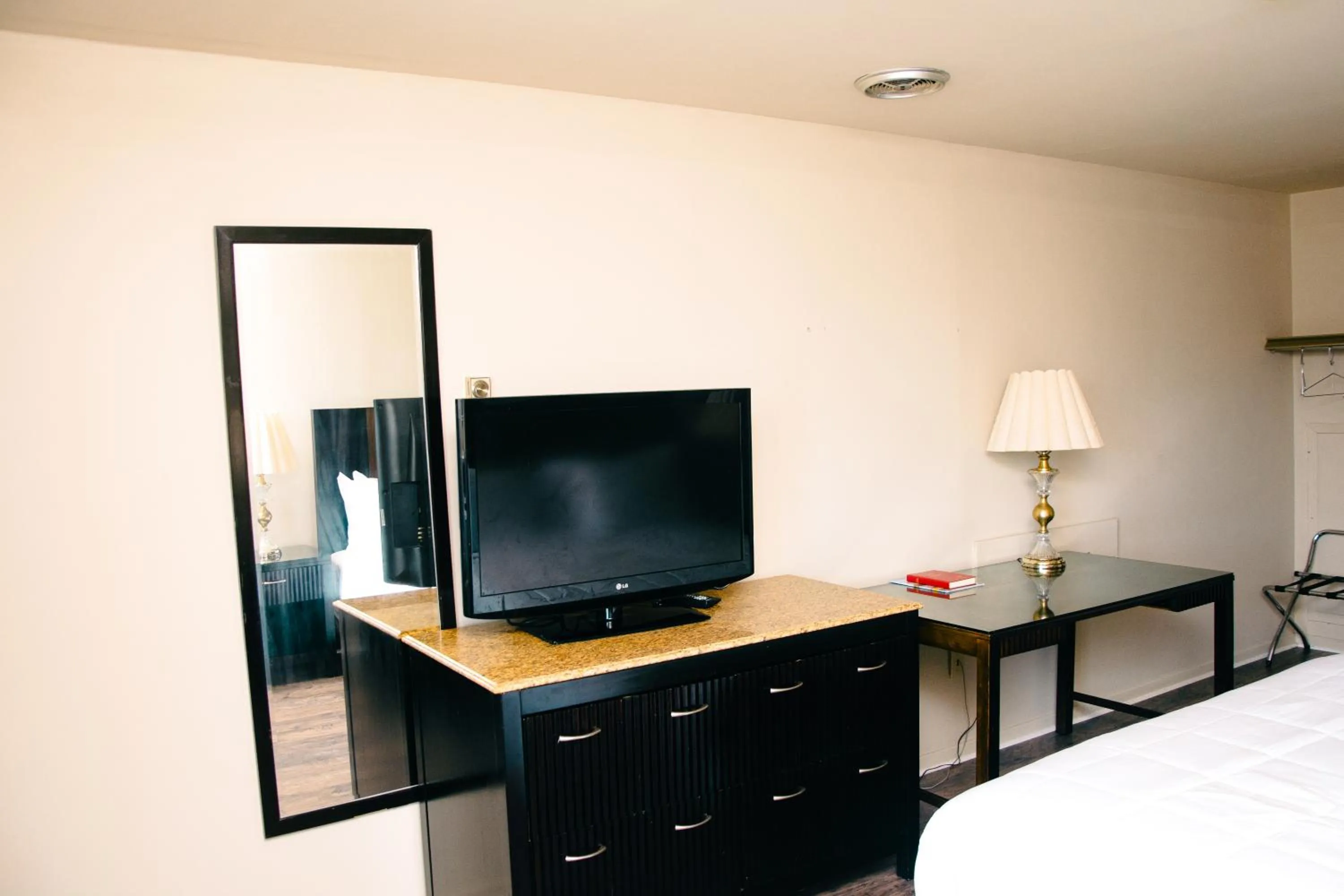 Communal lounge/ TV room in Travels Inn Victoria County