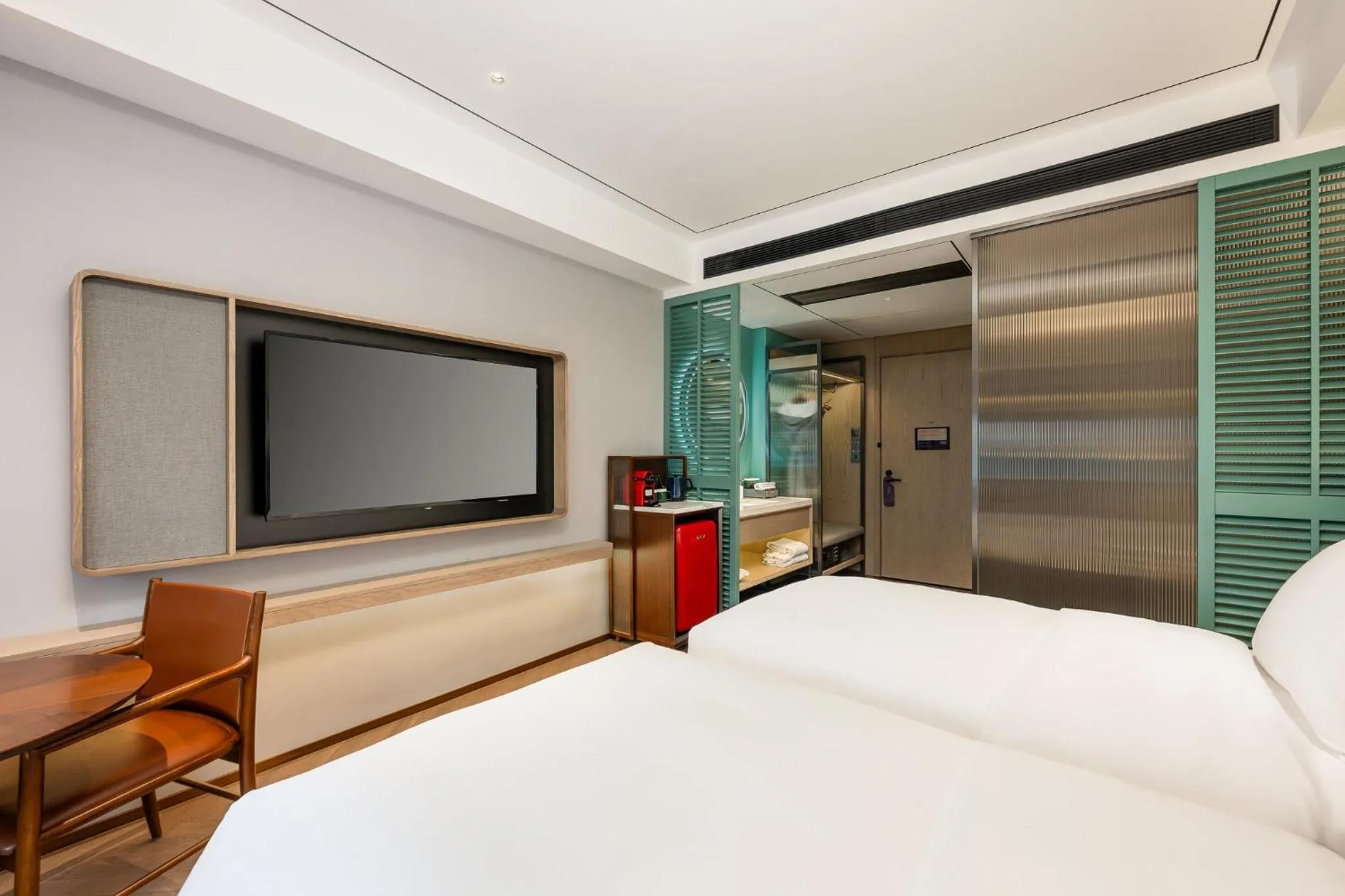 Photo of the whole room, Bed in Holiday Inn Hangzhou West Lake by IHG