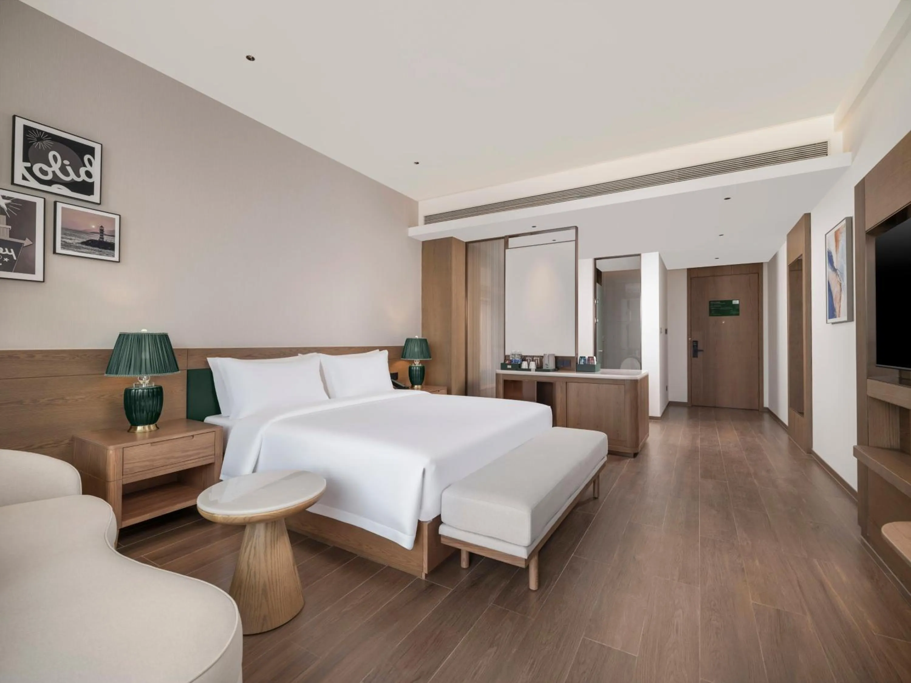 Photo of the whole room, Bed in Holiday Inn Resort Wanning Shenzhou Peninsula by IHG
