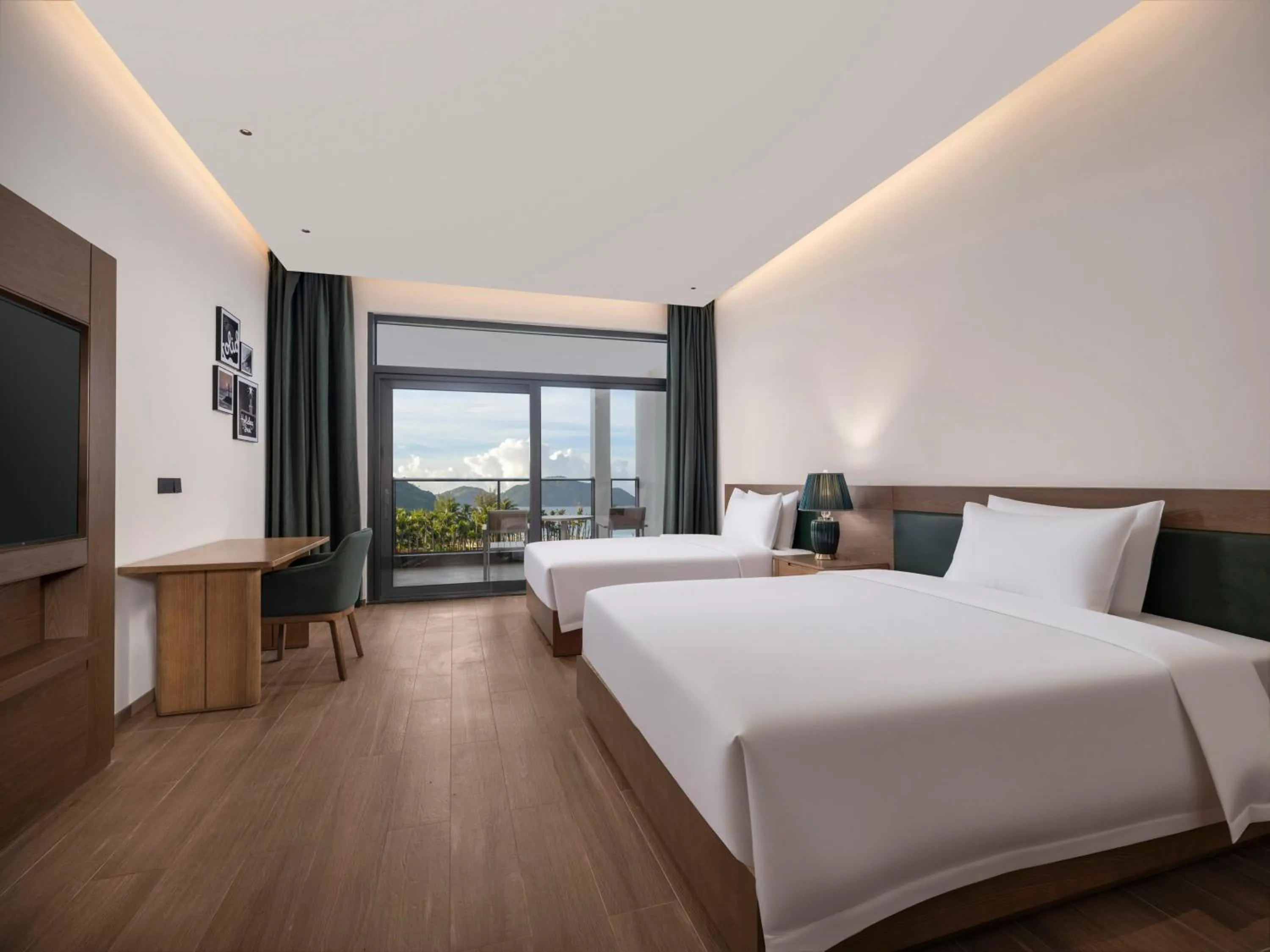 Photo of the whole room, Bed in Holiday Inn Resort Wanning Shenzhou Peninsula by IHG