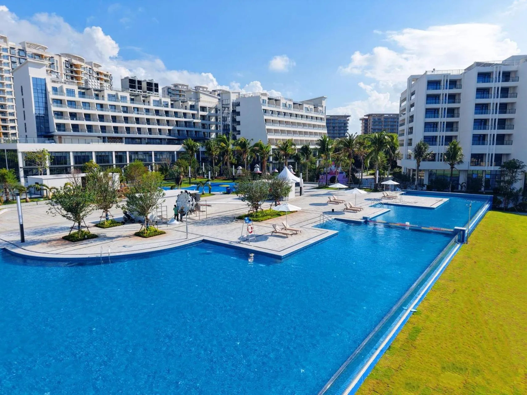 Swimming pool in Holiday Inn Resort Wanning Shenzhou Peninsula by IHG