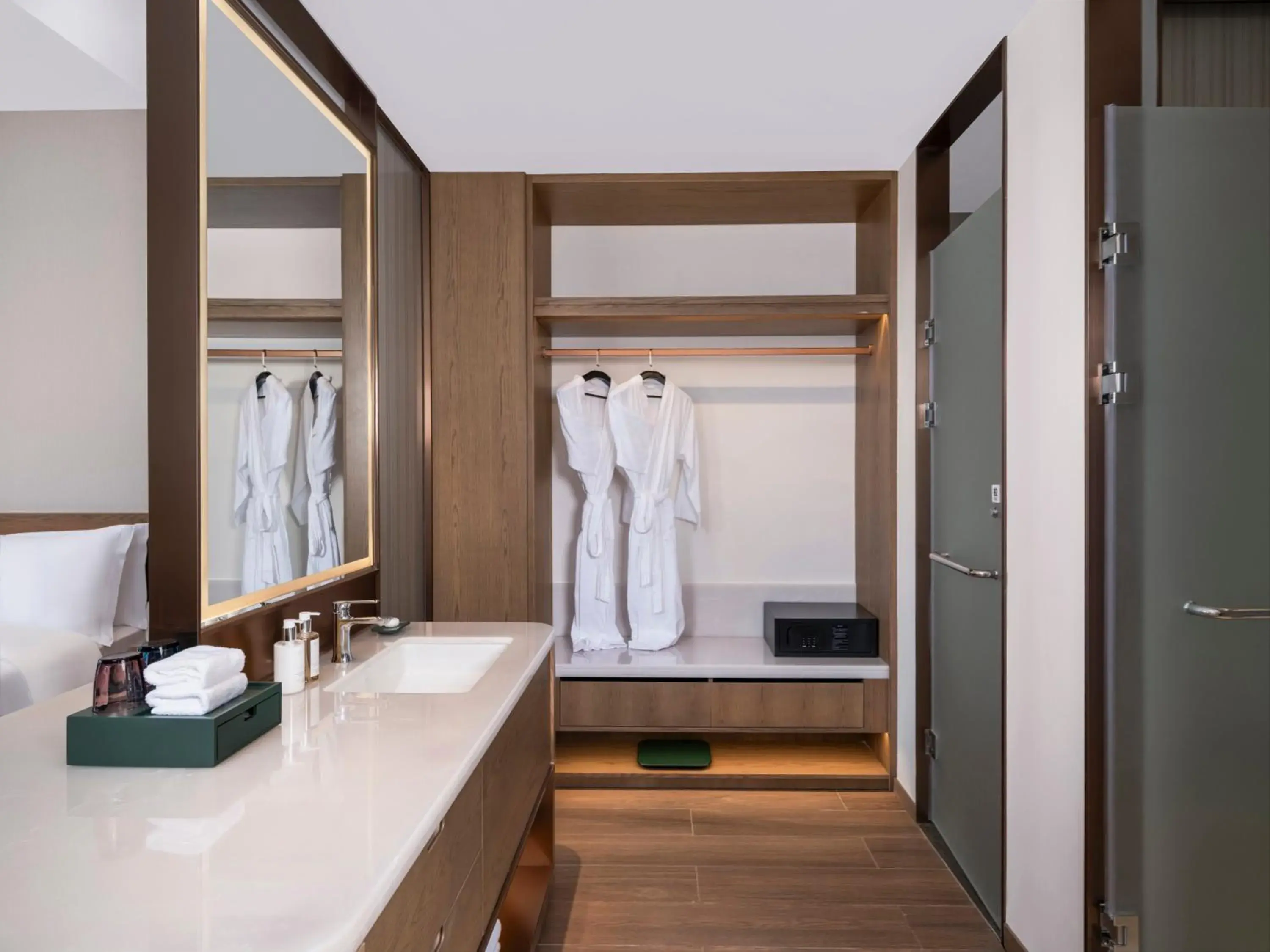 Standard King Room with Garden View and Balcony in Holiday Inn Resort Wanning Shenzhou Peninsula by IHG Standard King Room with Garden View and Balcony in Holiday Inn Resort Wanning Shenzhou Peninsula by IHG