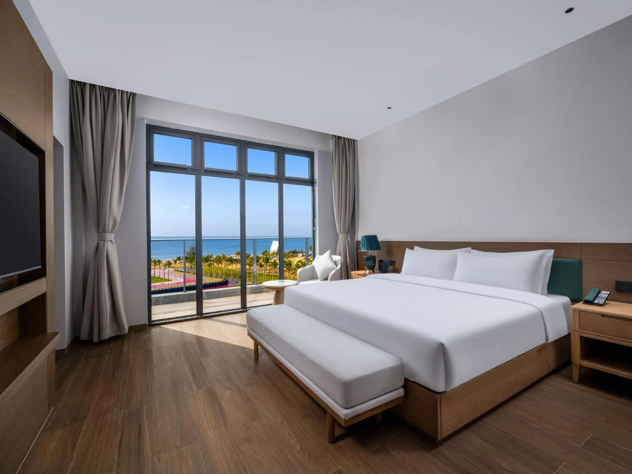 Photo of the whole room, Bed in Holiday Inn Resort Wanning Shenzhou Peninsula by IHG