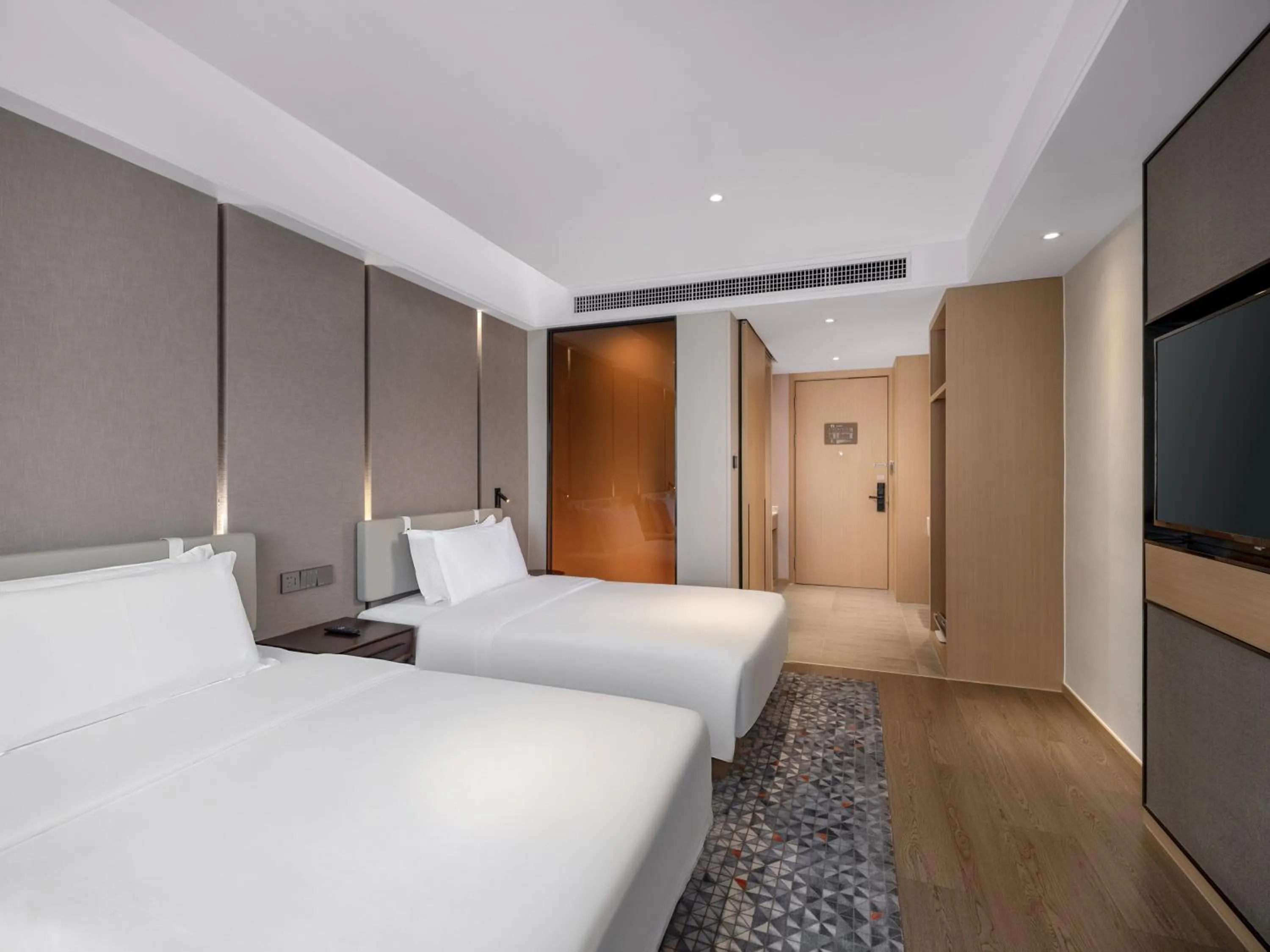 Photo of the whole room, Bed in Holiday Inn Express Zhuhai Grand Theater by IHG