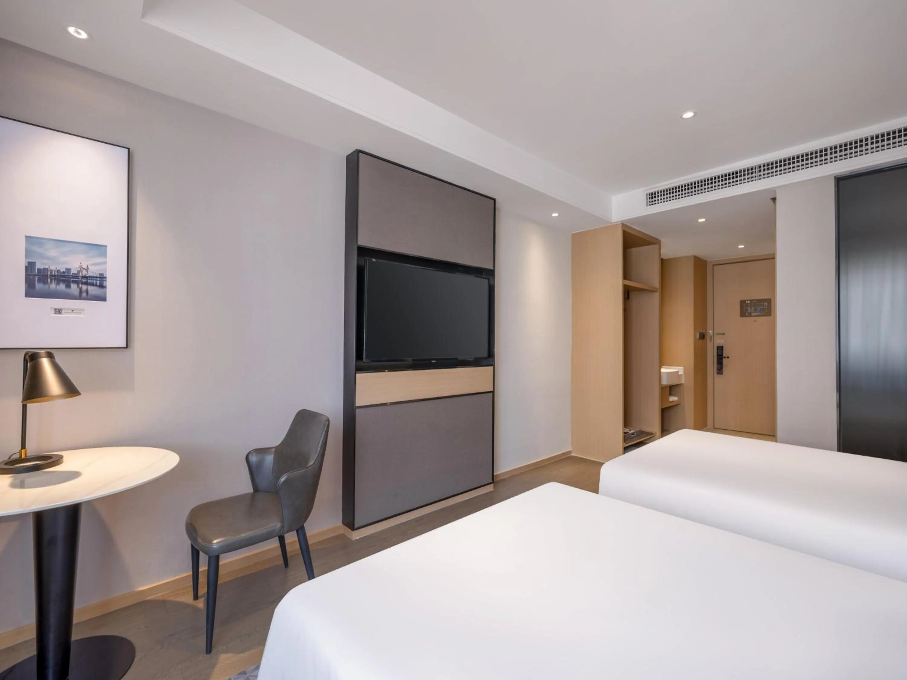 Photo of the whole room, Bed in Holiday Inn Express Zhuhai Grand Theater by IHG