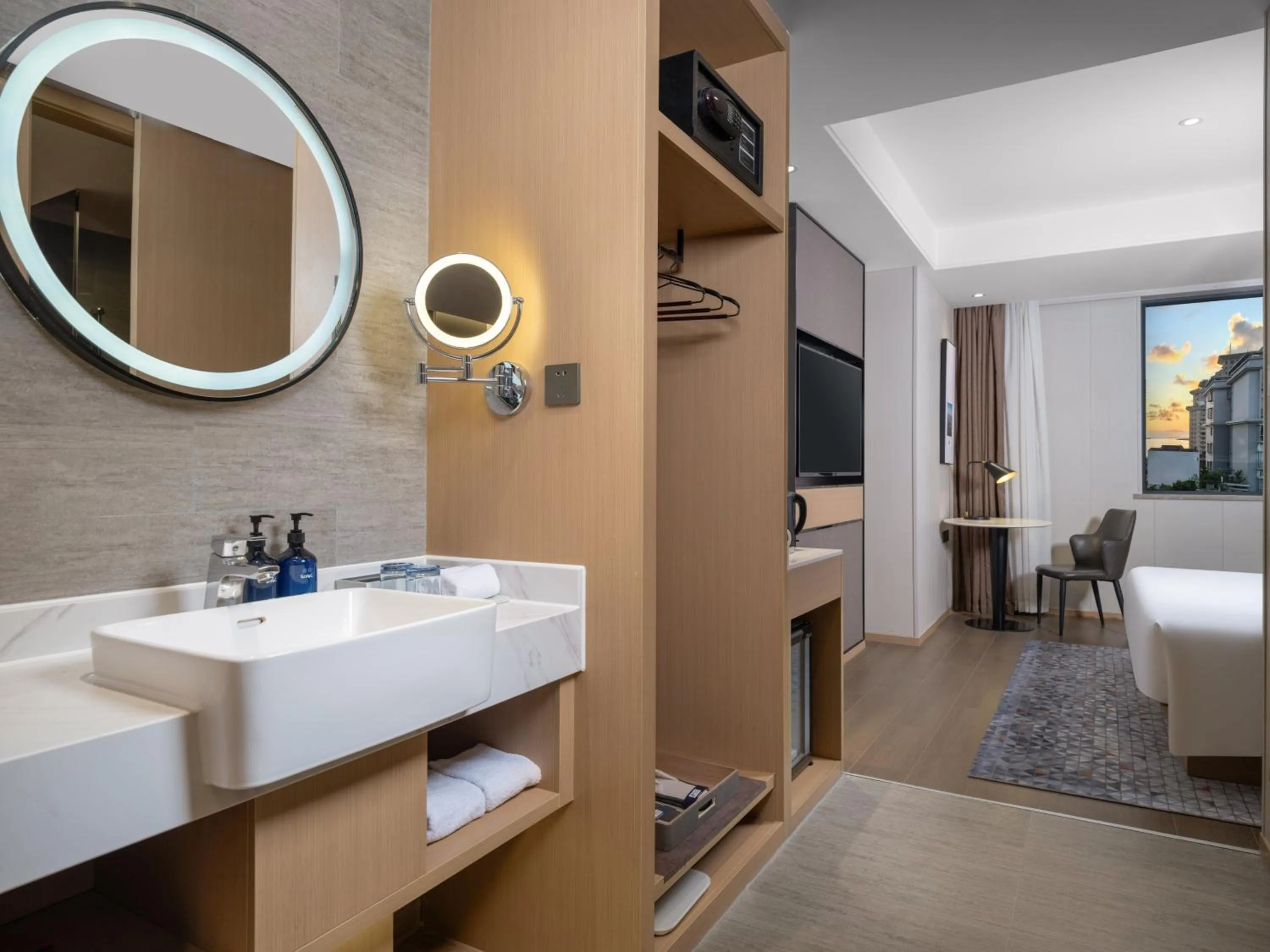 Bathroom, Bed in Holiday Inn Express Zhuhai Grand Theater by IHG