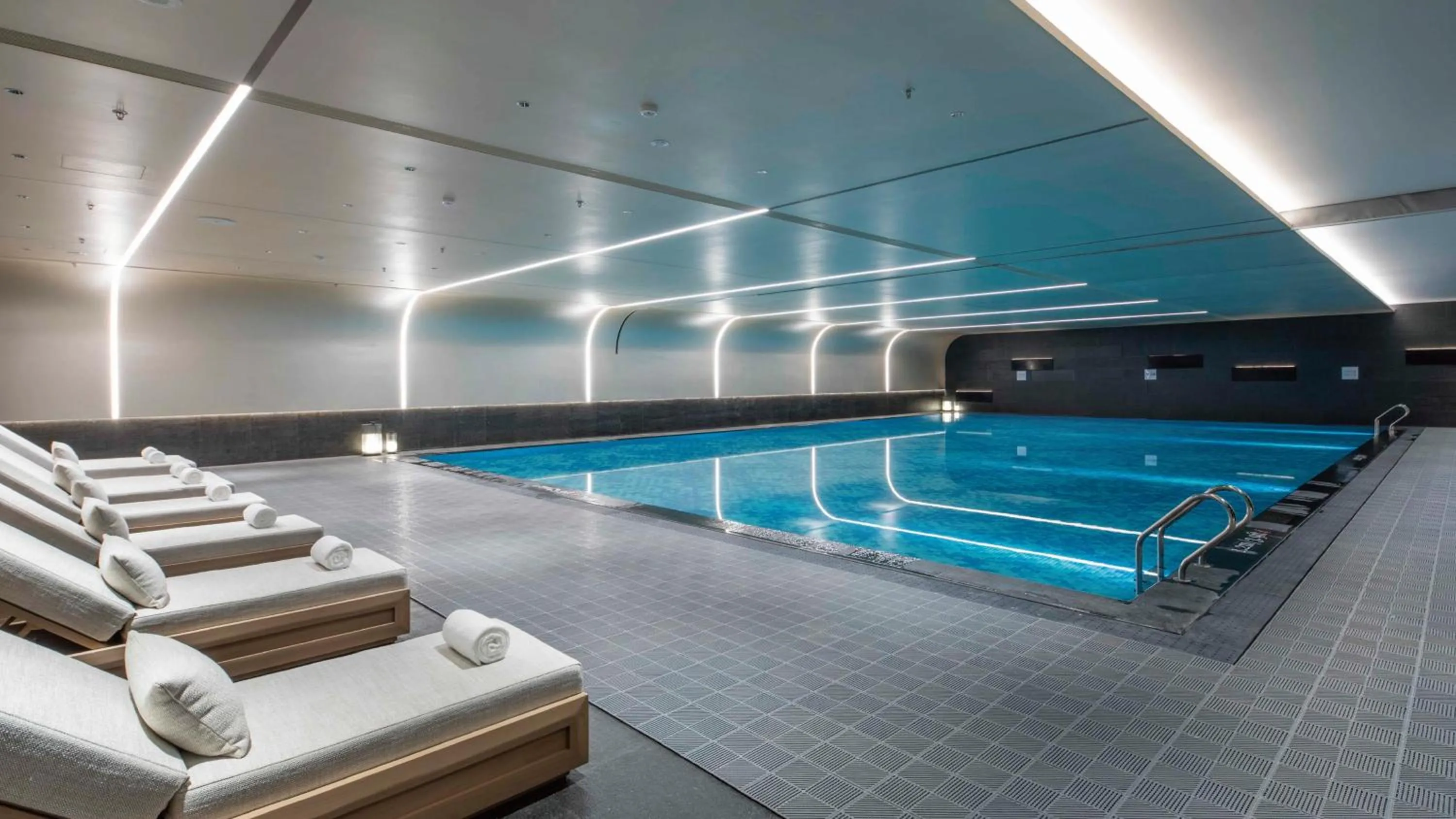 Swimming pool in Crowne Plaza Beijing Tongzhou