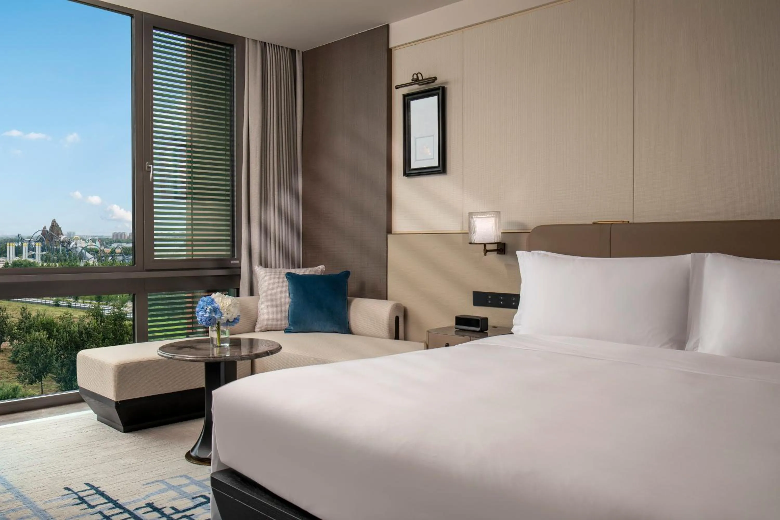 Photo of the whole room, Bed in Crowne Plaza Beijing Tongzhou