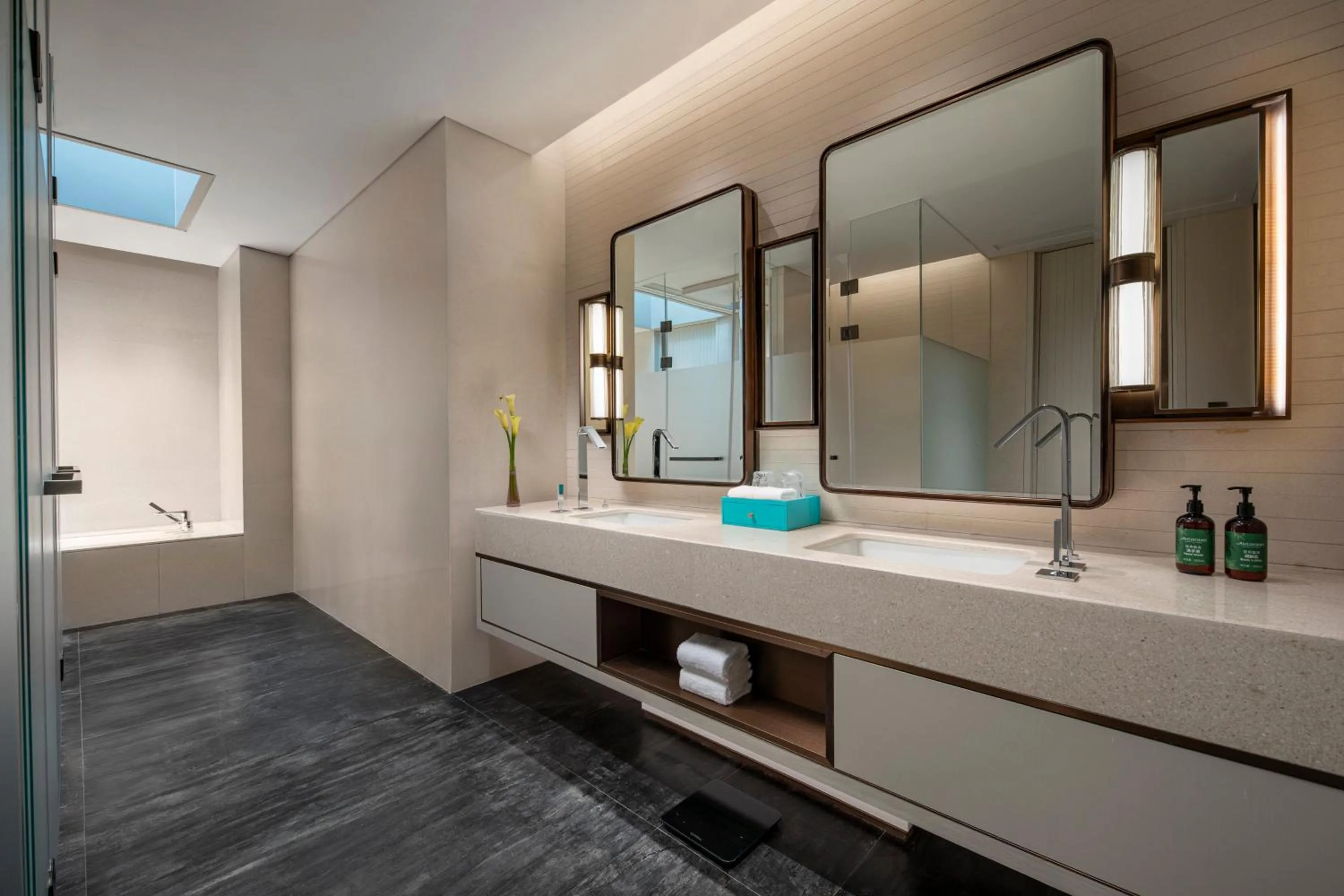 Photo of the whole room in Crowne Plaza Beijing Tongzhou