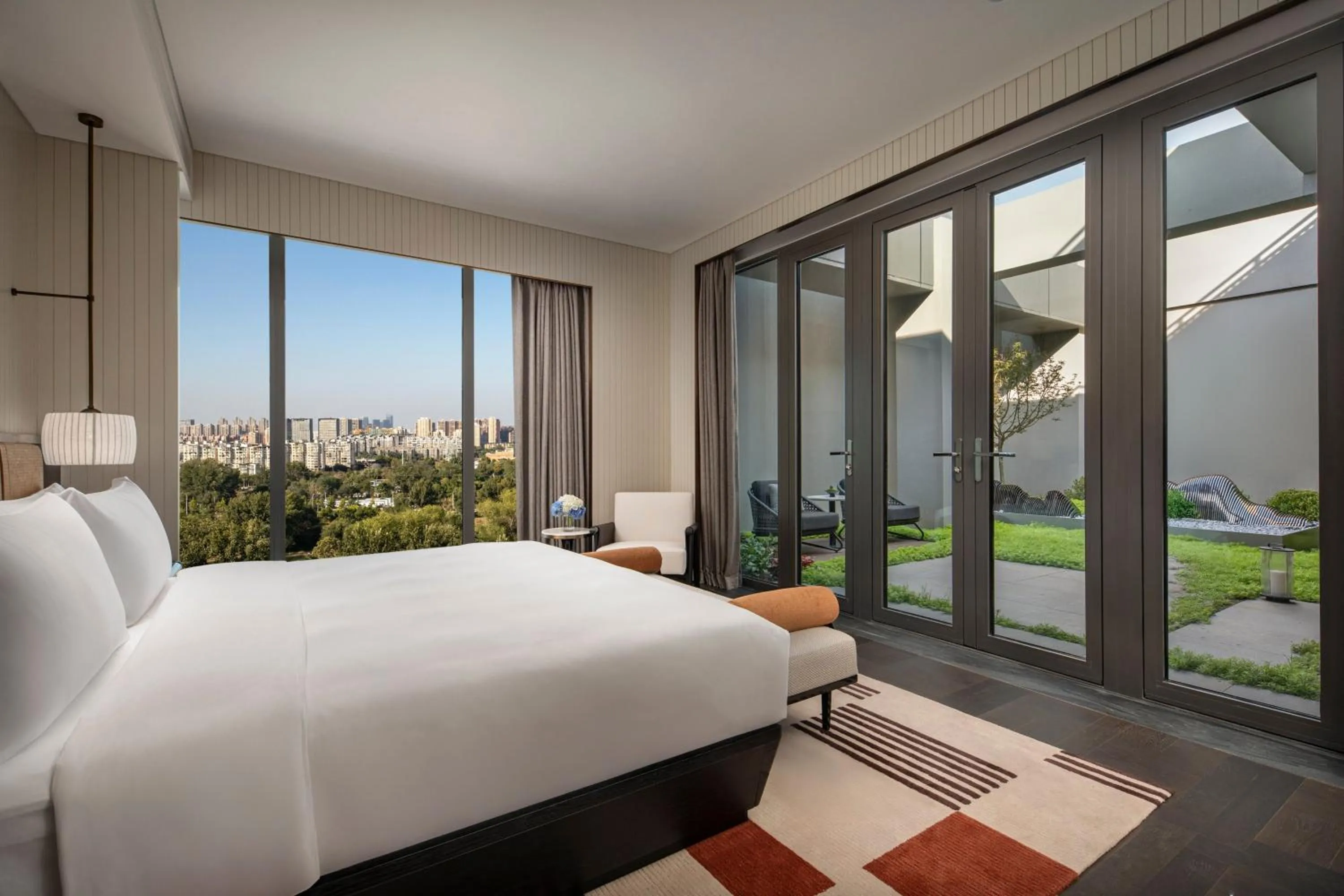 Photo of the whole room, Bed in Crowne Plaza Beijing Tongzhou