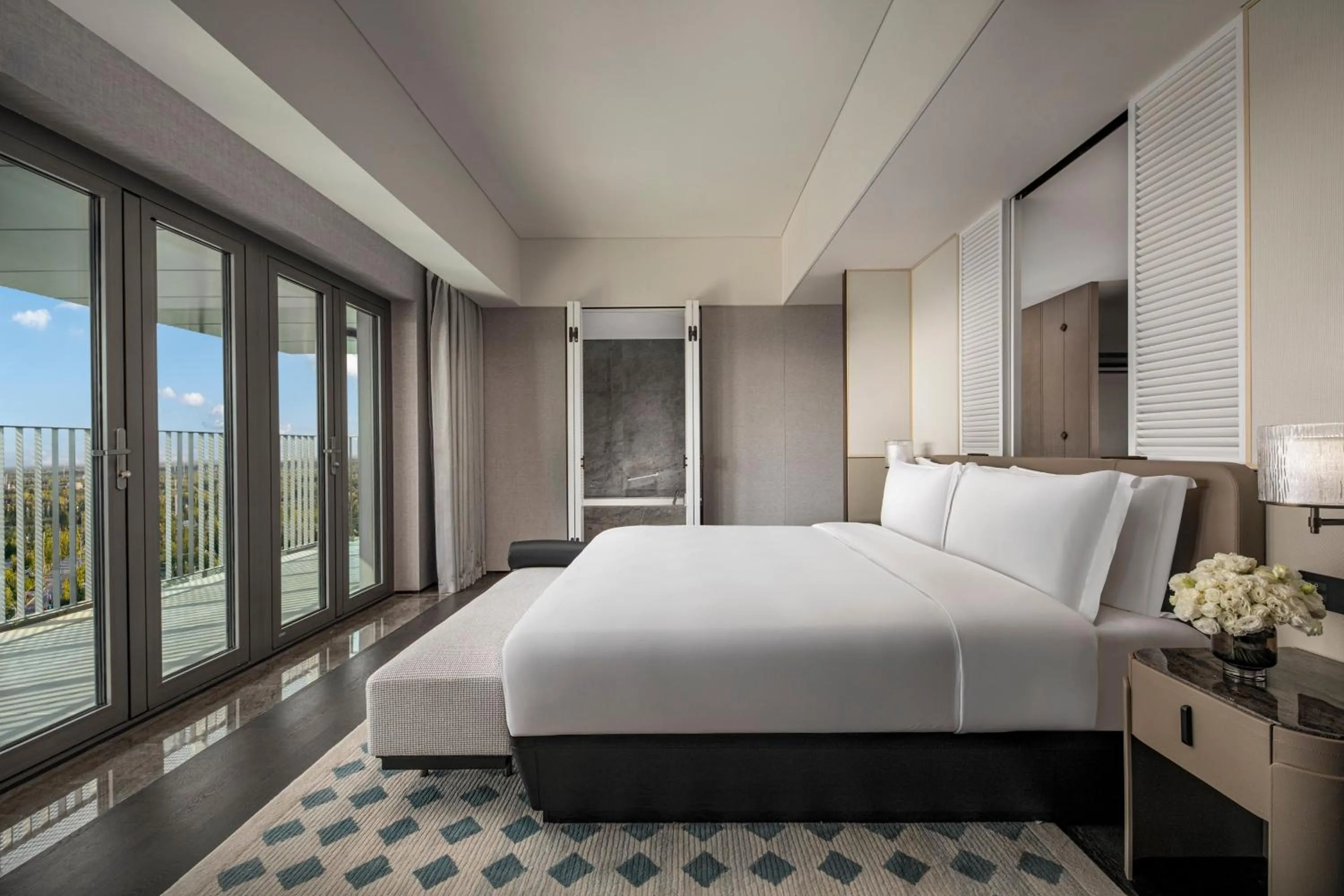 Photo of the whole room, Bed in Crowne Plaza Beijing Tongzhou