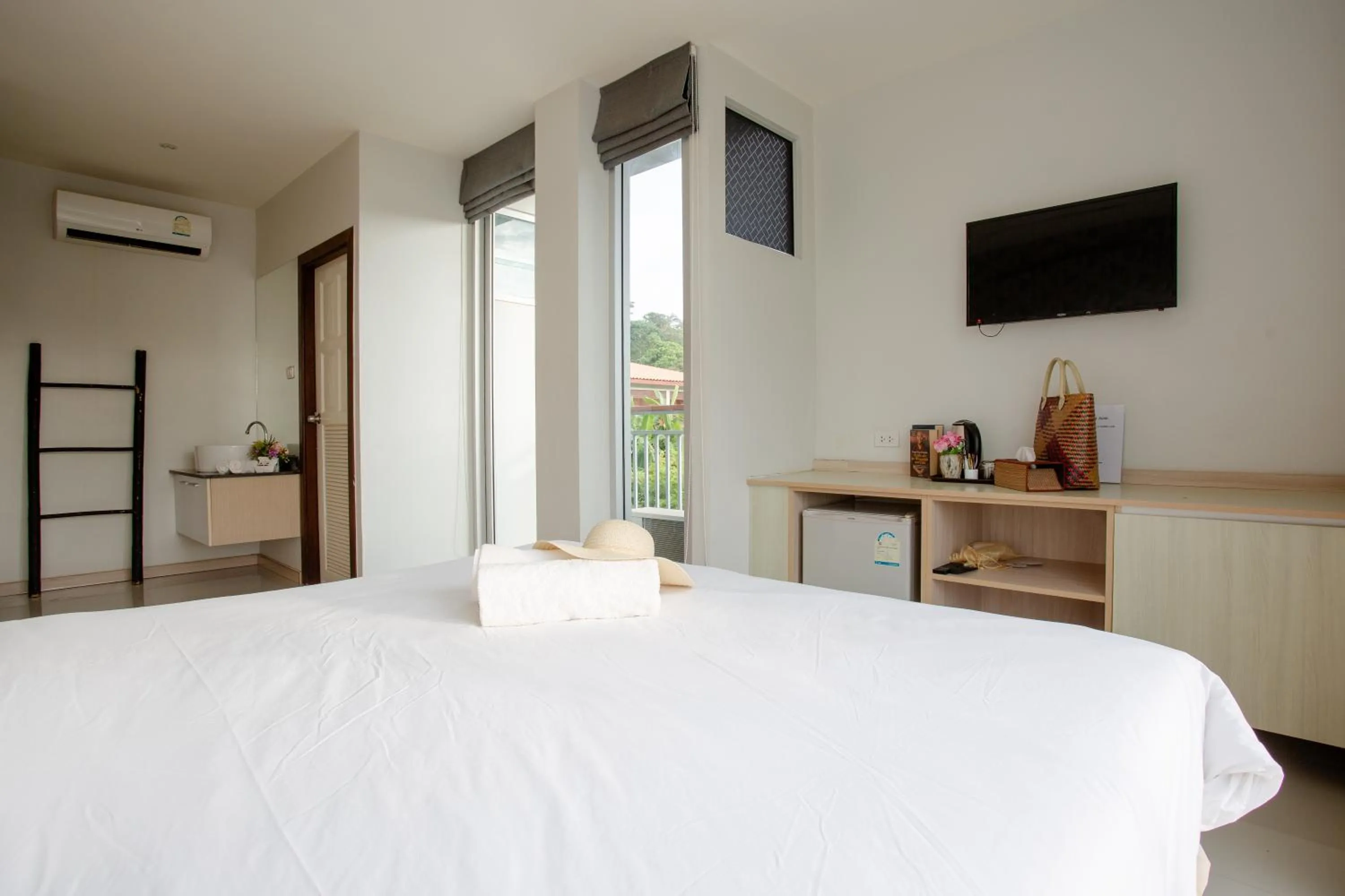 Communal lounge/ TV room, Bed in The Wings Boutique Hotels Krabi Ko Lanta