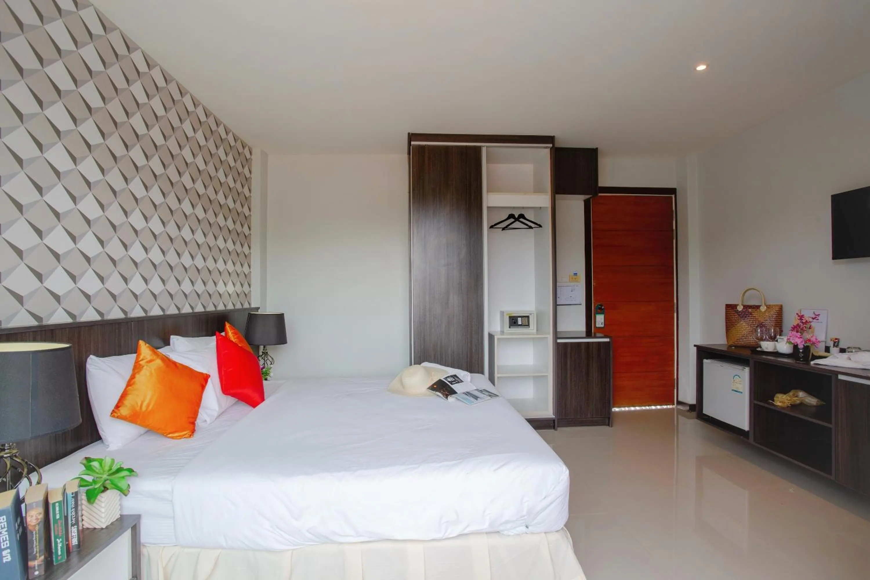 Bed in The Wings Boutique Hotels Krabi Ko Lanta