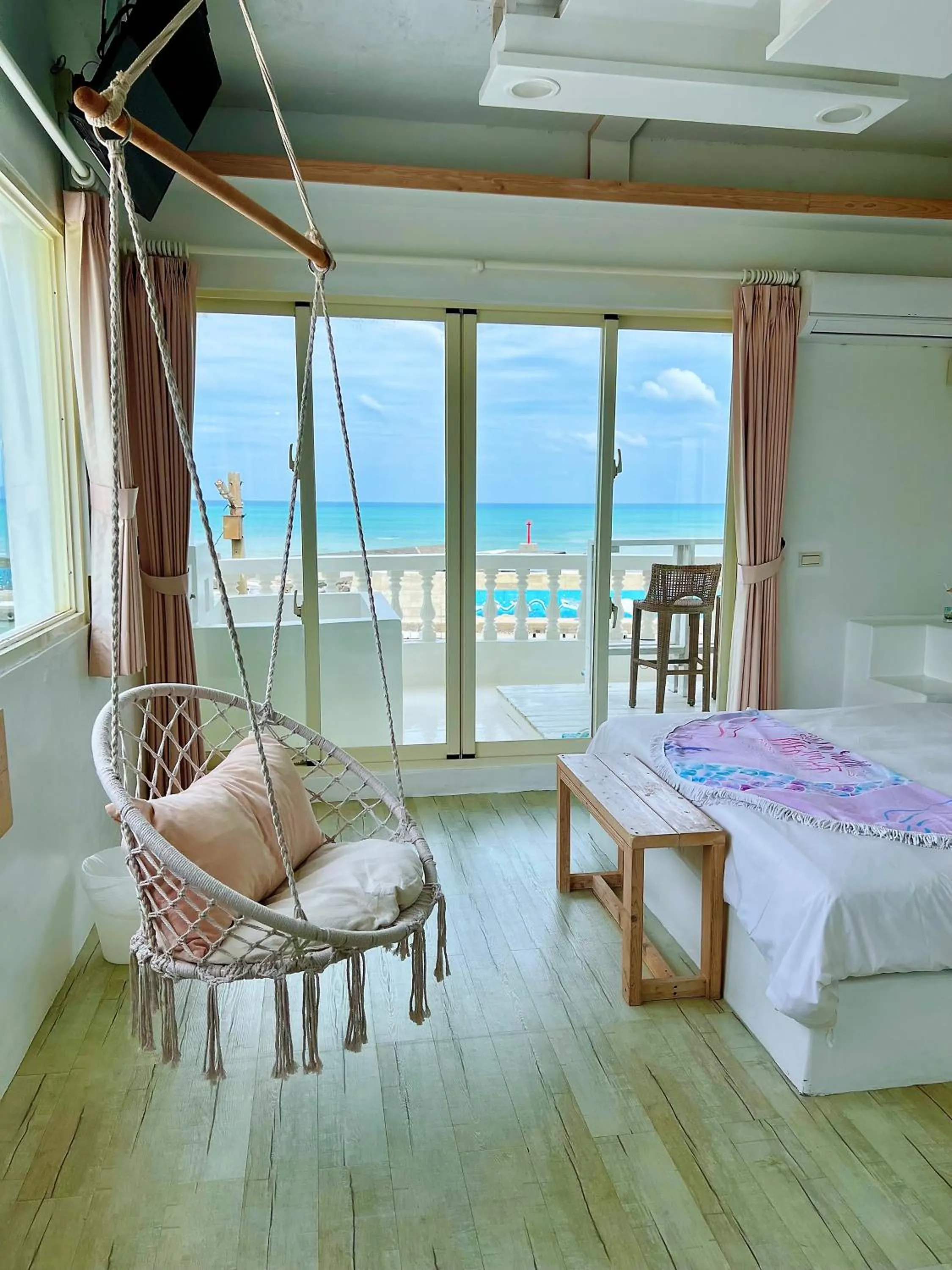 Bed in White&Light B&B