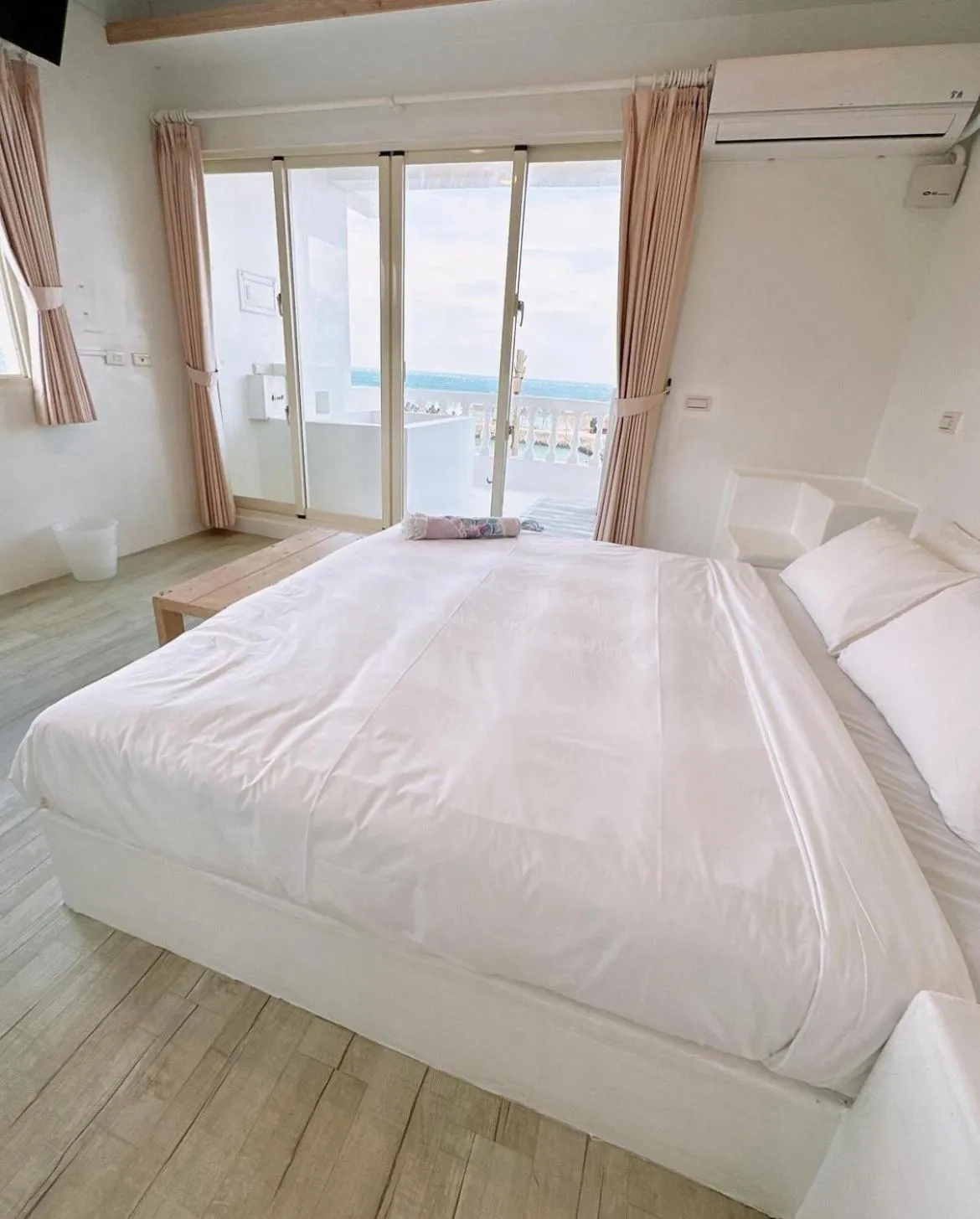 Bed in White&Light B&B