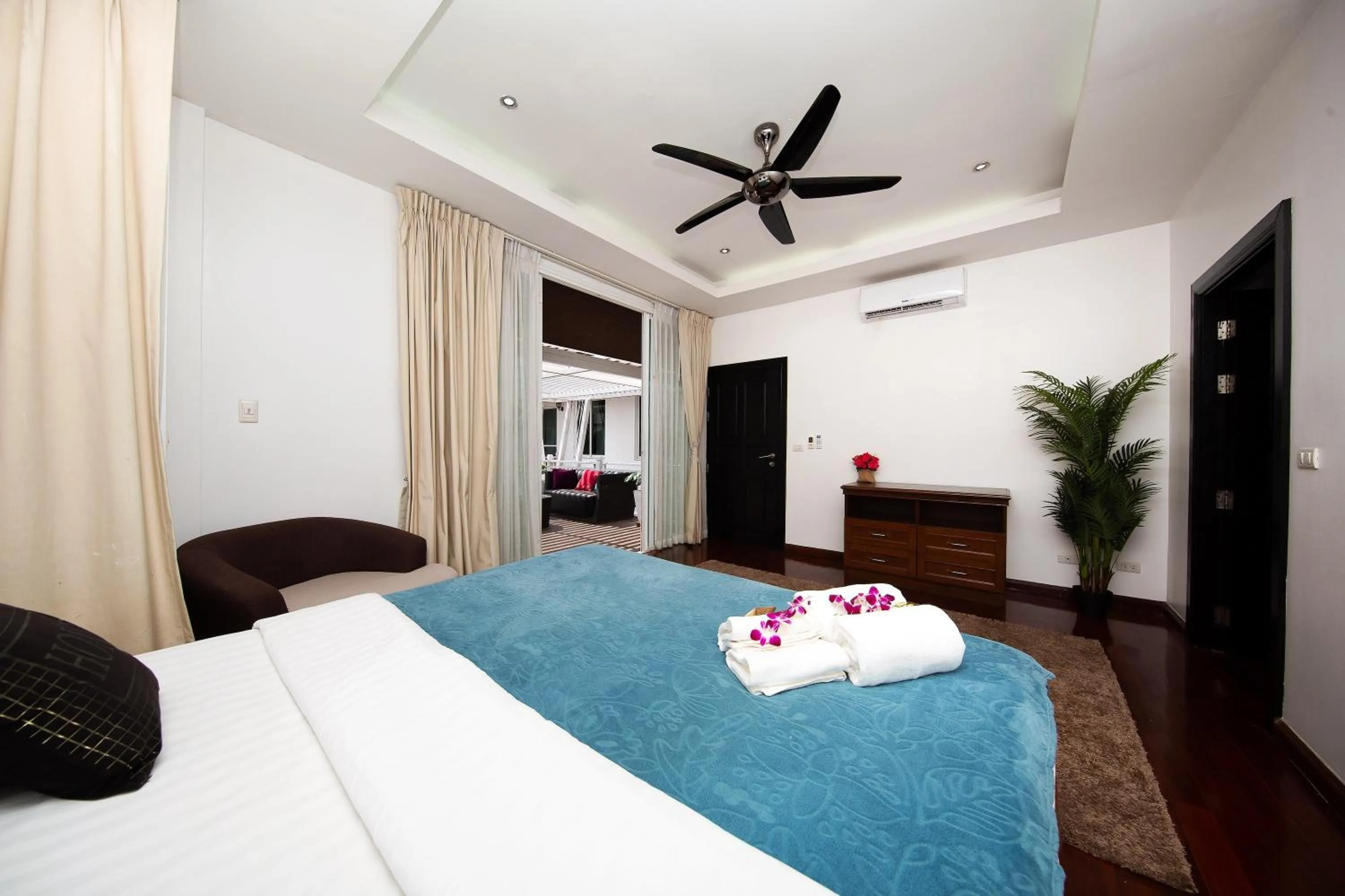 Bed in Paradise Pool Villa Pattaya in Tropicana Village