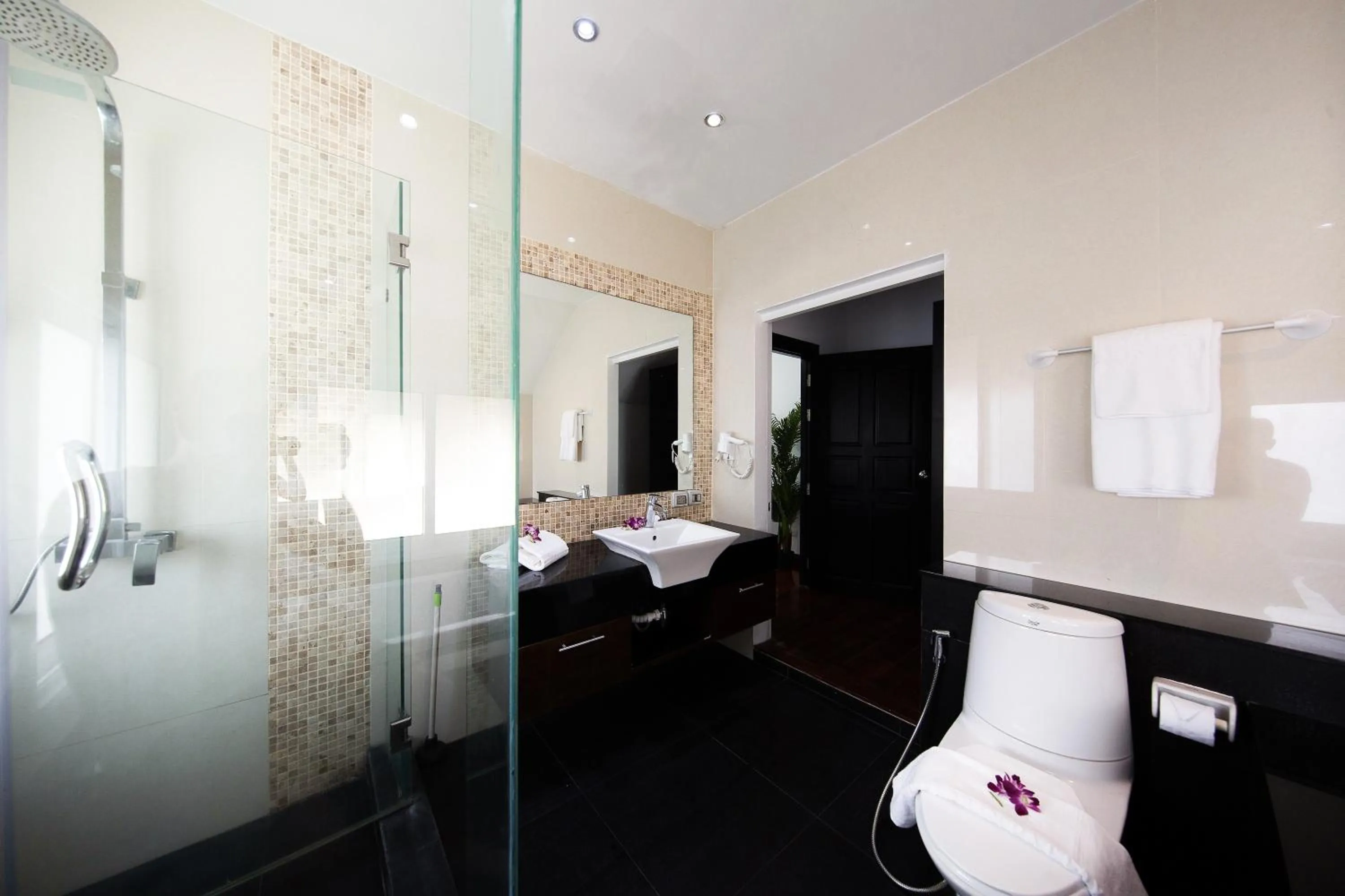 Shower, Bed in Paradise Pool Villa Pattaya in Tropicana Village