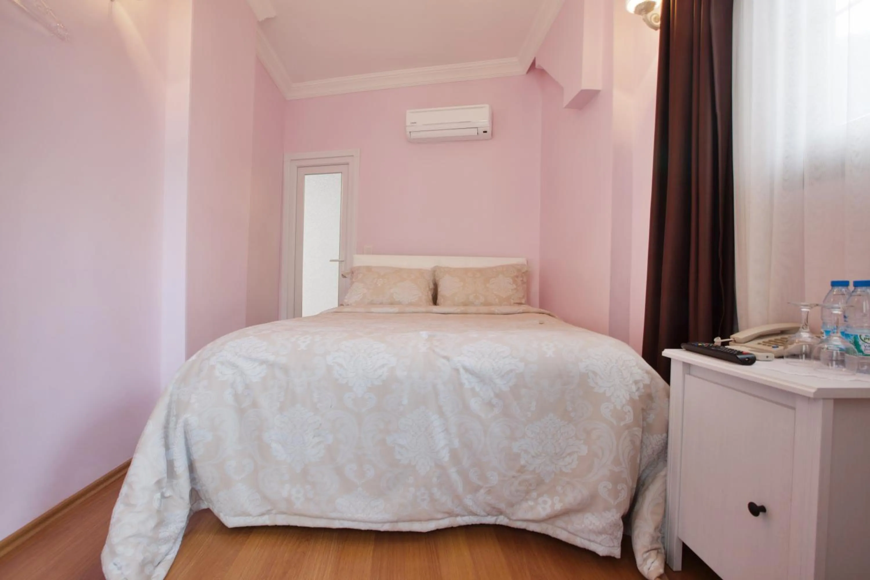 Photo of the whole room in Nizam Butik Otel Büyükada