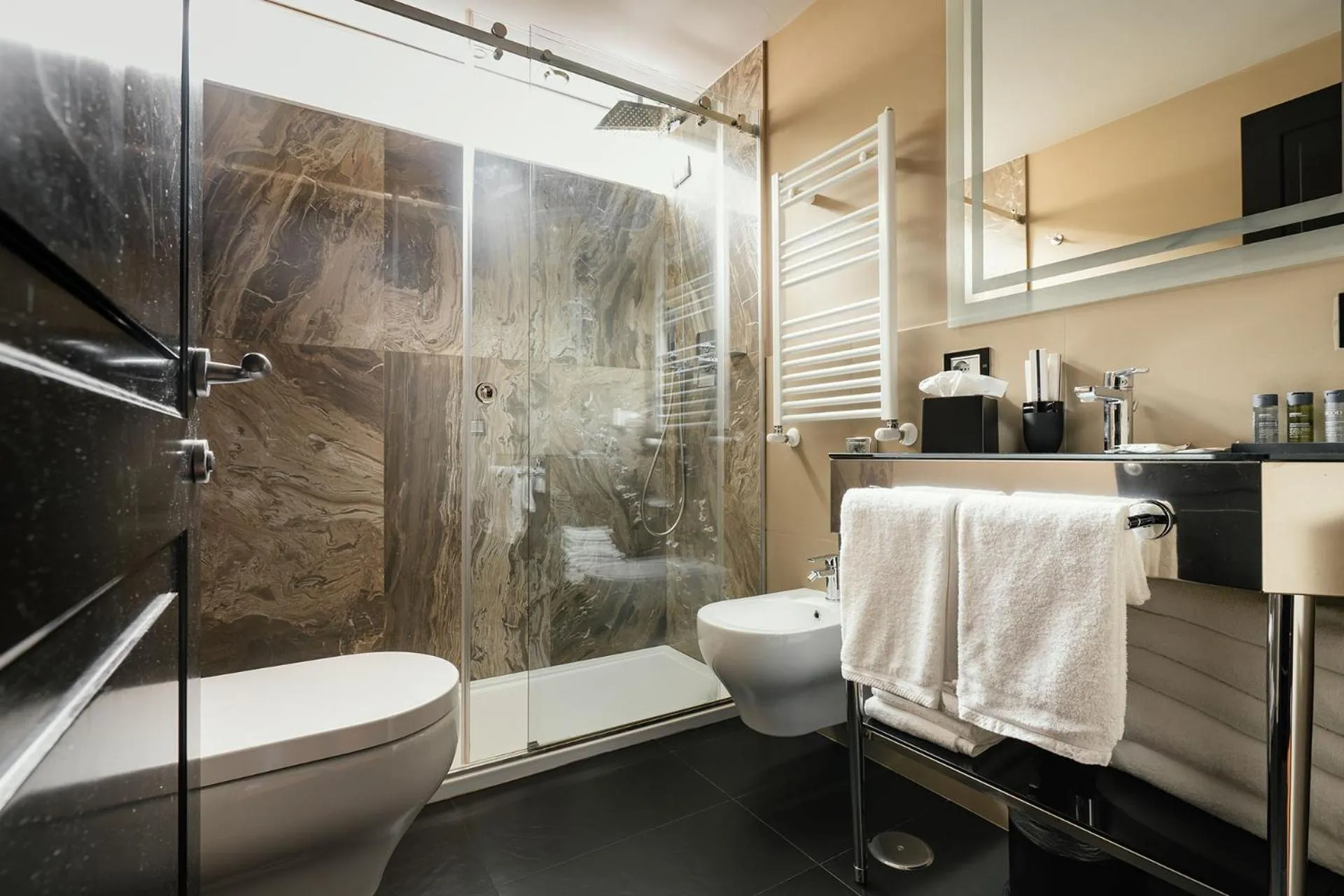 Shower in Unica Suites Rome