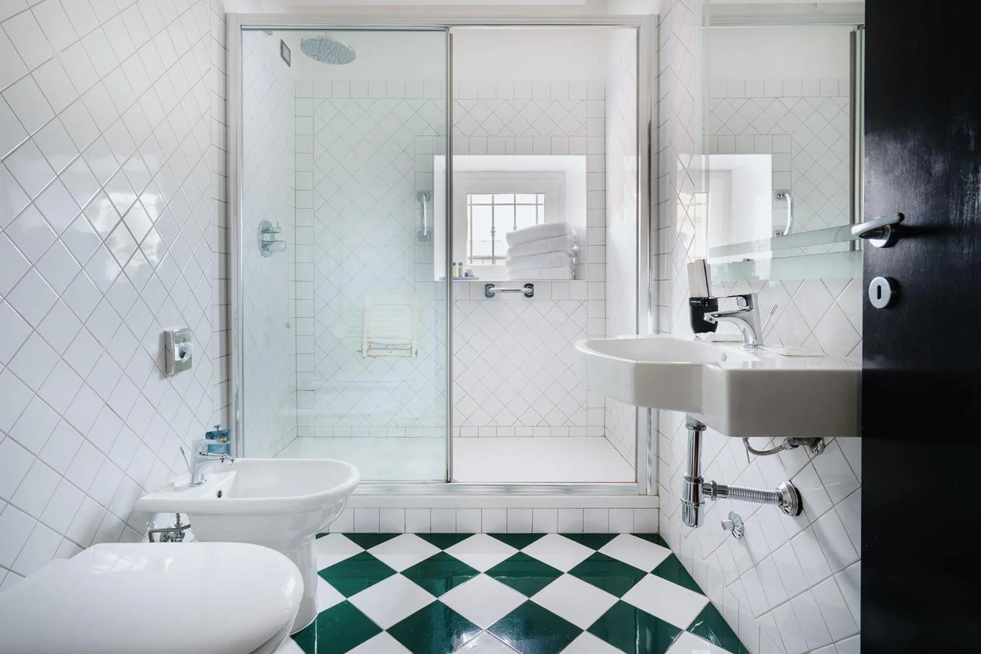 Shower in Unica Suites Rome