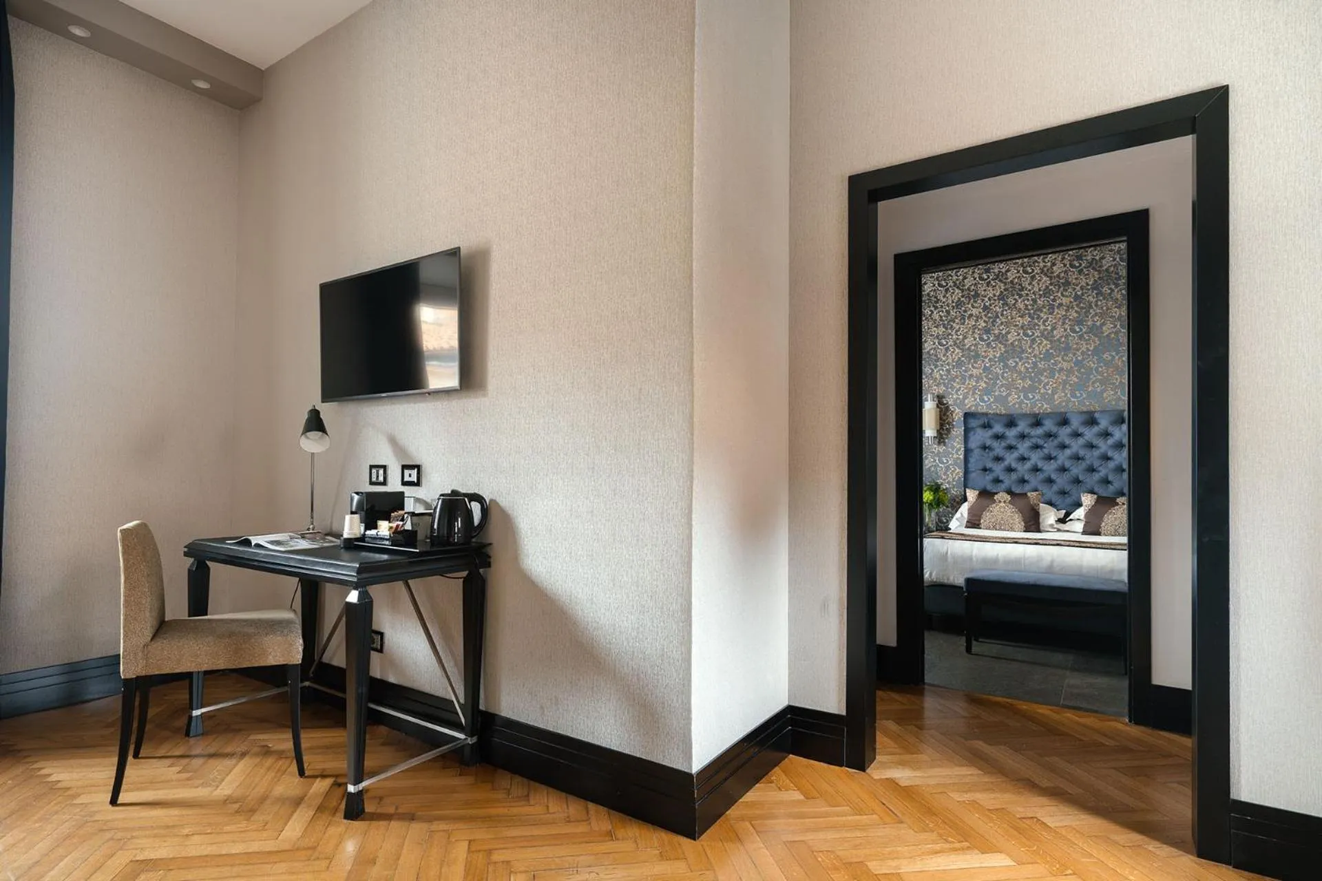 Photo of the whole room, Bed in Unica Suites Rome