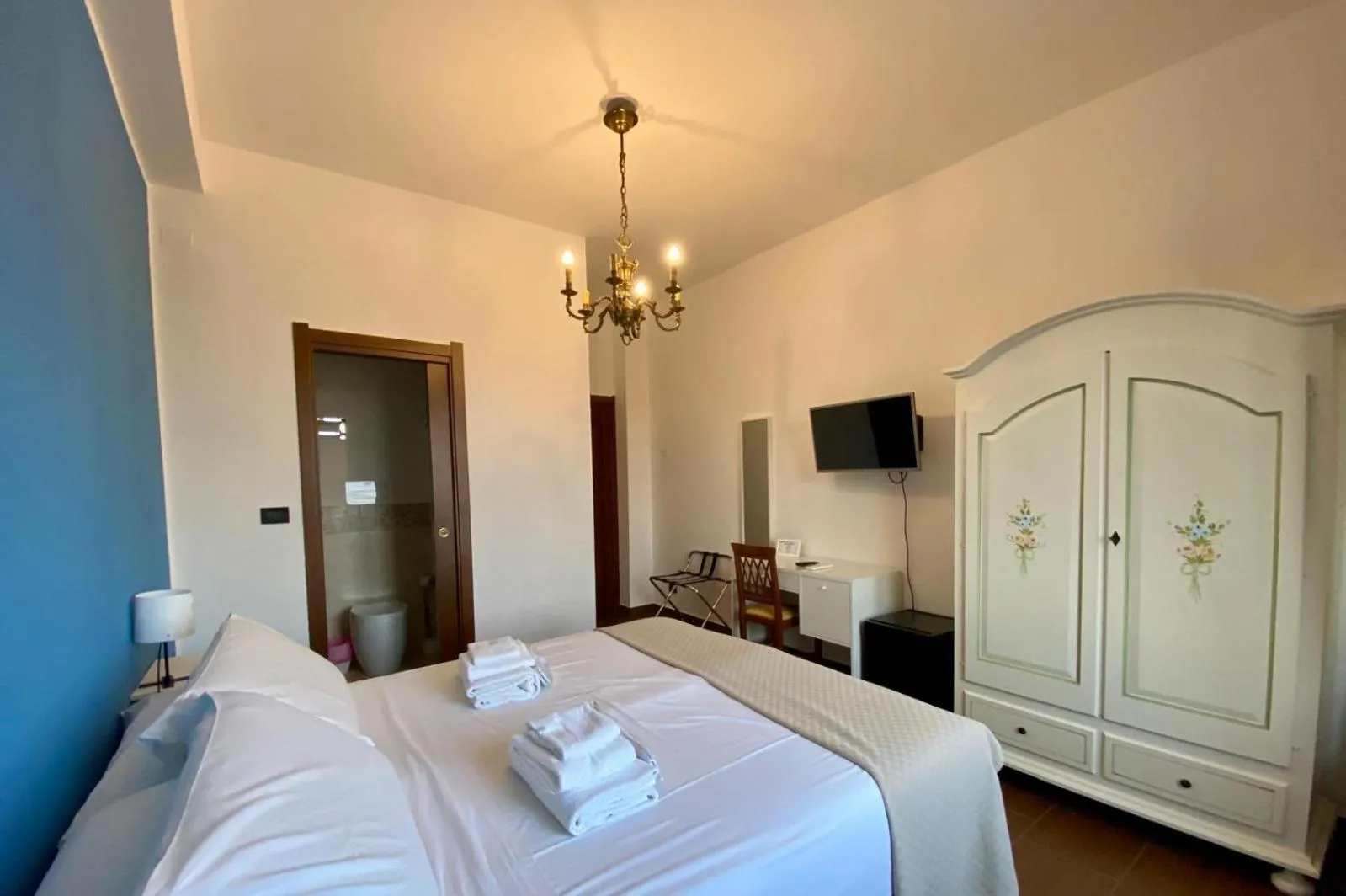 Photo of the whole room, Bed in Panoramic Rooms
