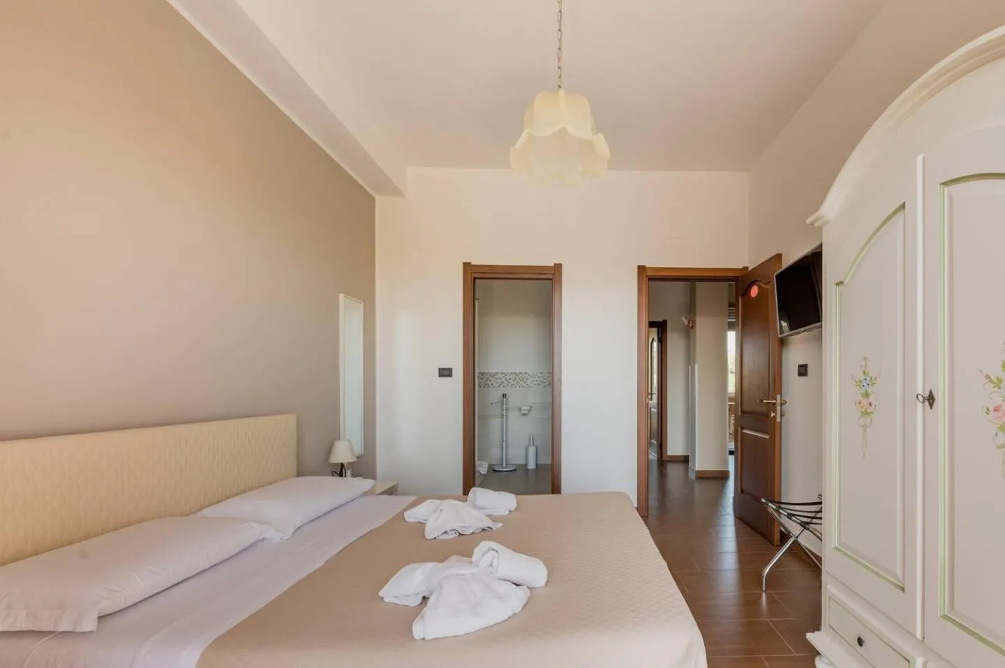 Photo of the whole room, Bed in Panoramic Rooms