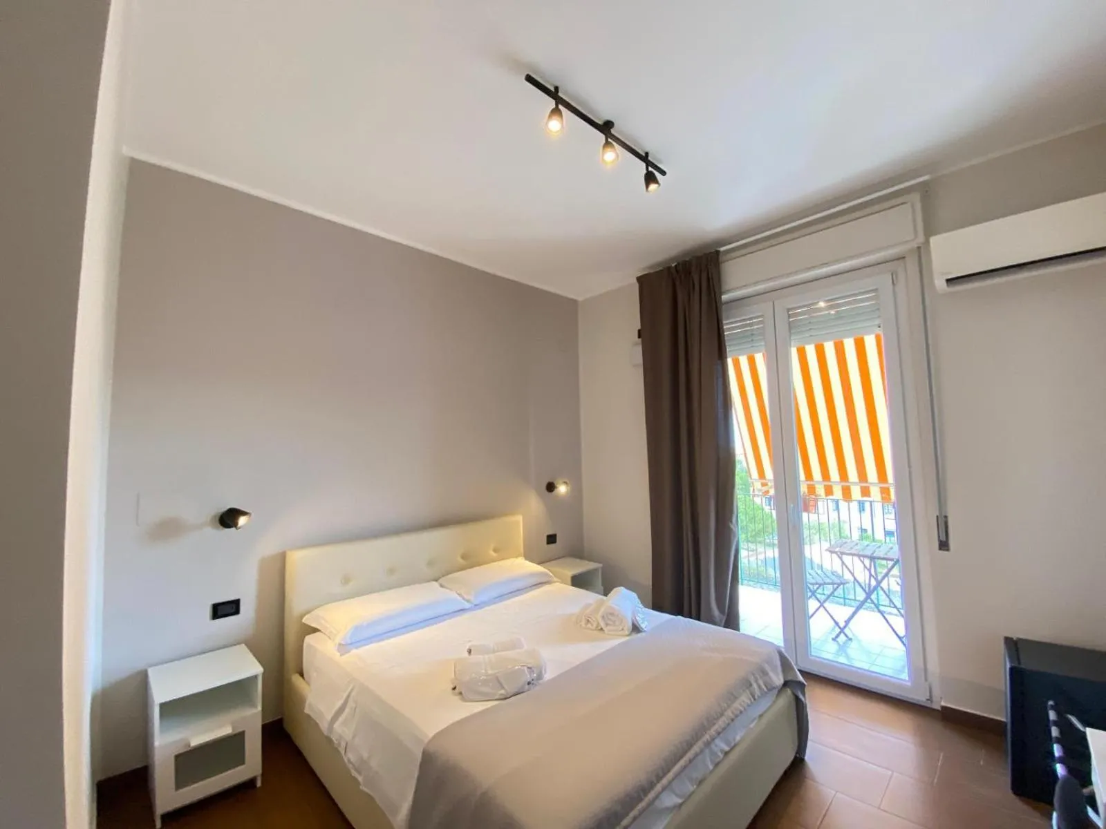 Photo of the whole room, Bed in Panoramic Rooms