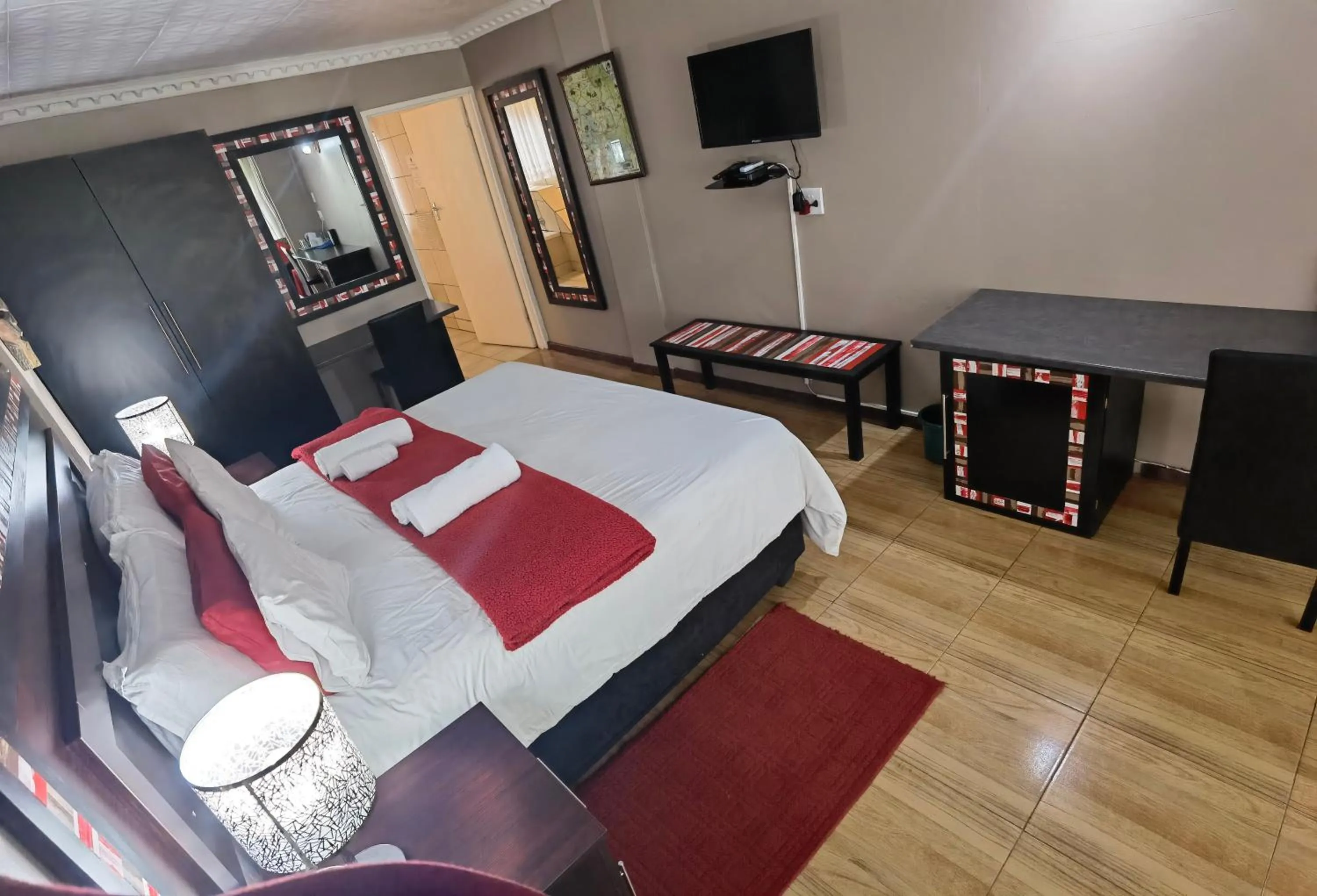 Photo of the whole room, Bed in Blyde Lodge