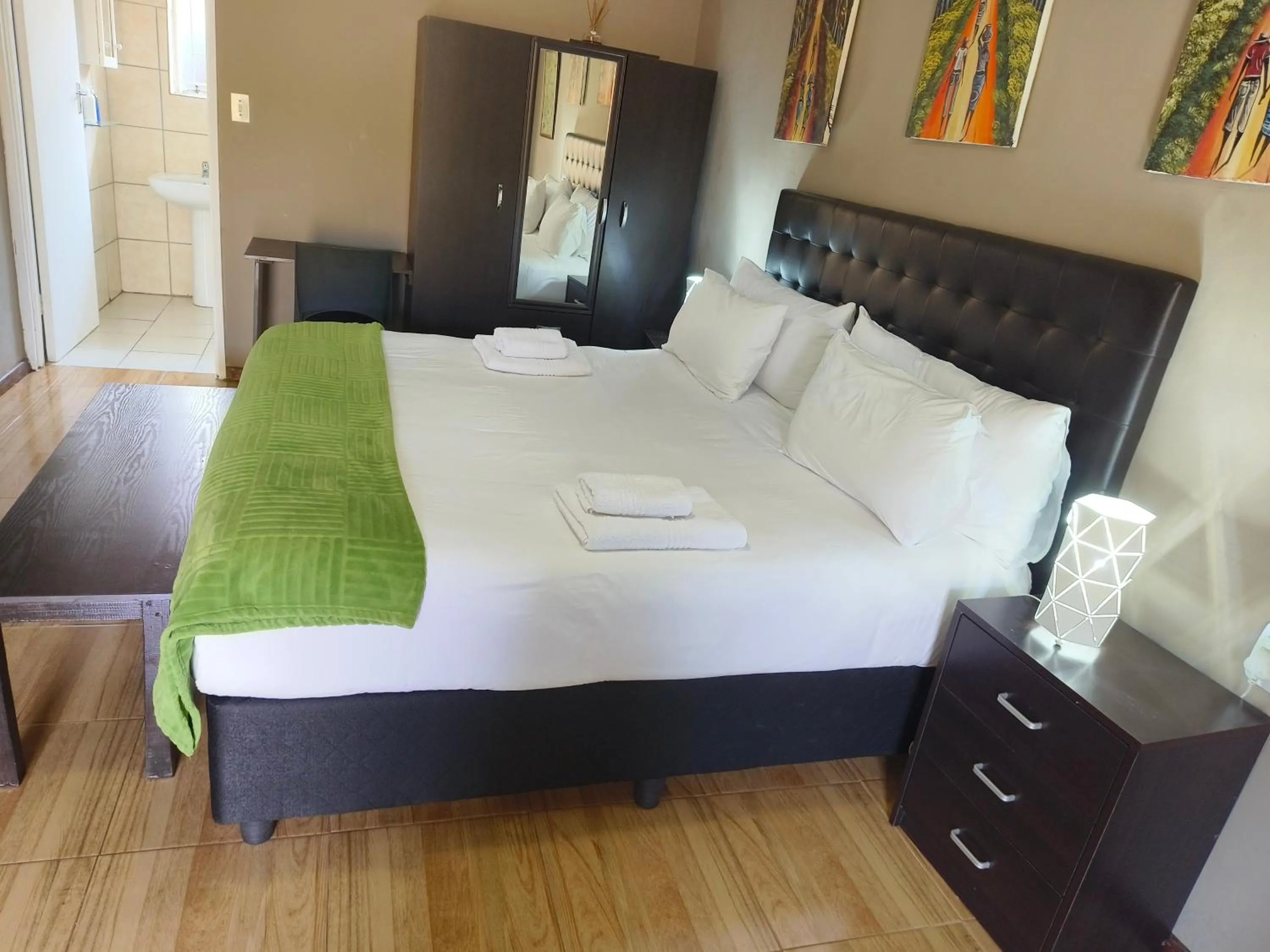 Photo of the whole room, Bed in Blyde Lodge