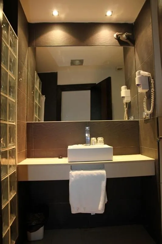 Bathroom in Hostal Central